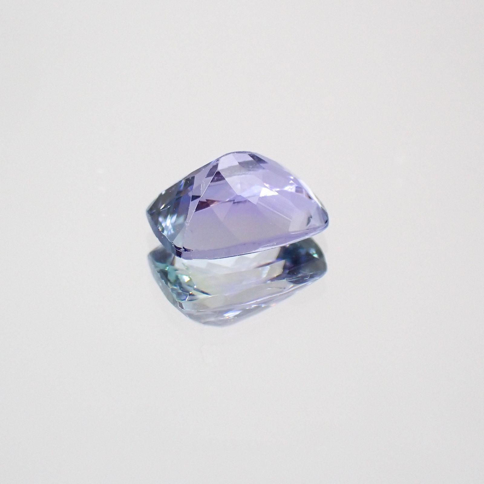 パーティカラータンザナイト(宝石名パーティカラード・ゾイサイト) タンザニア産 0.93ct 識別済[210410577]6.9×5mm前後