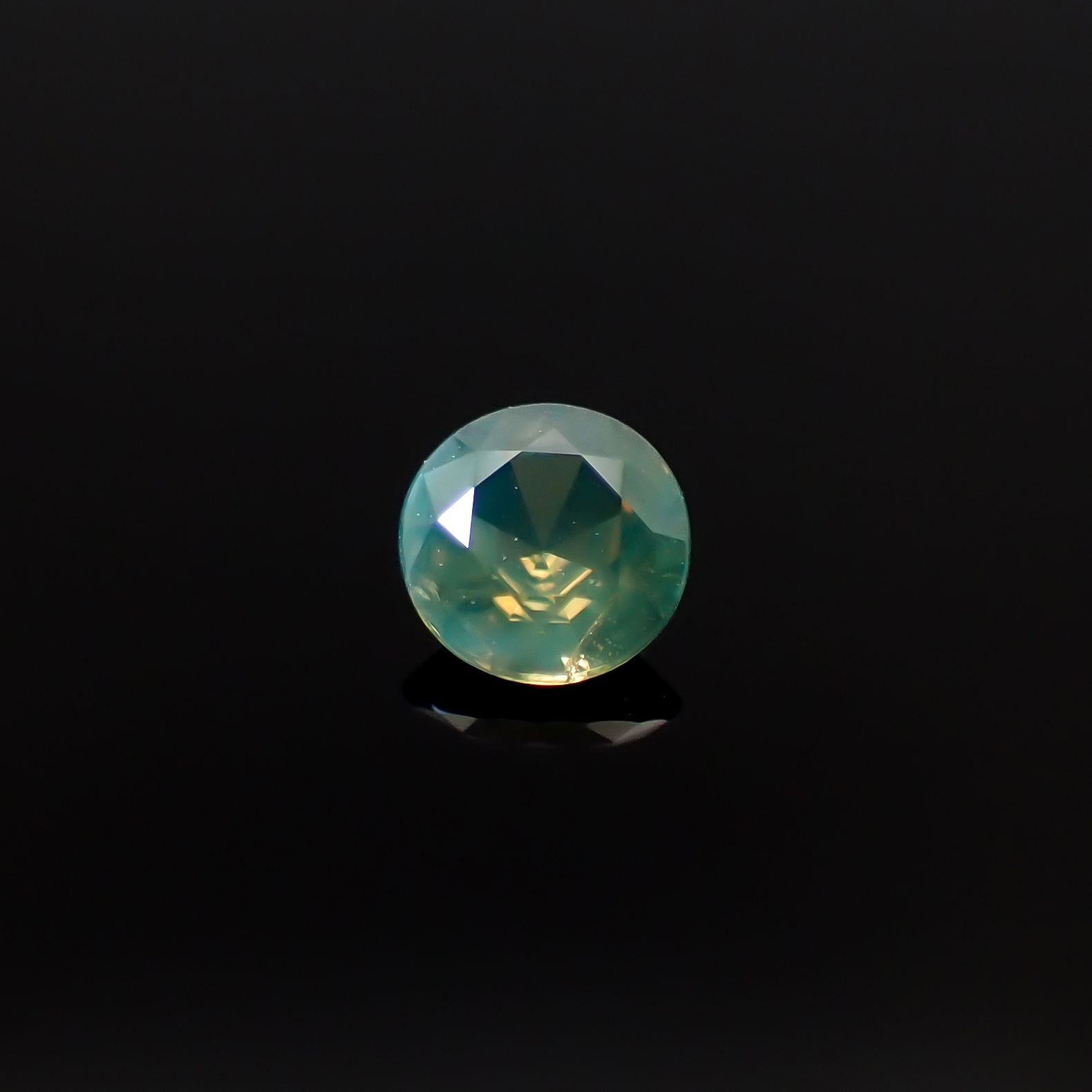 シルキーアレキサンドライト ブラジル・ミナスジェライス州ヘマチタ鉱山産 0.12ct [250129766]3.1x3.1mm前後