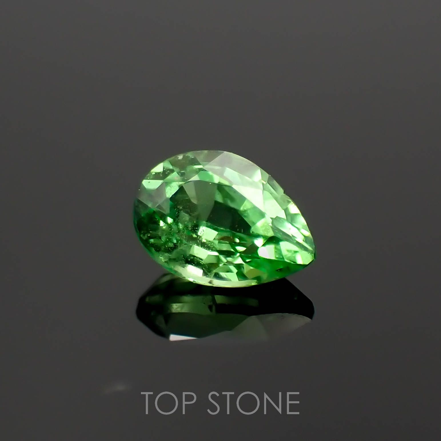 ミントガーネット(宝石名グリーン グロッシュラー・ガーネット)タンザニア産 0.24ct 識別済[230119976]4.5x3.2mm前後
