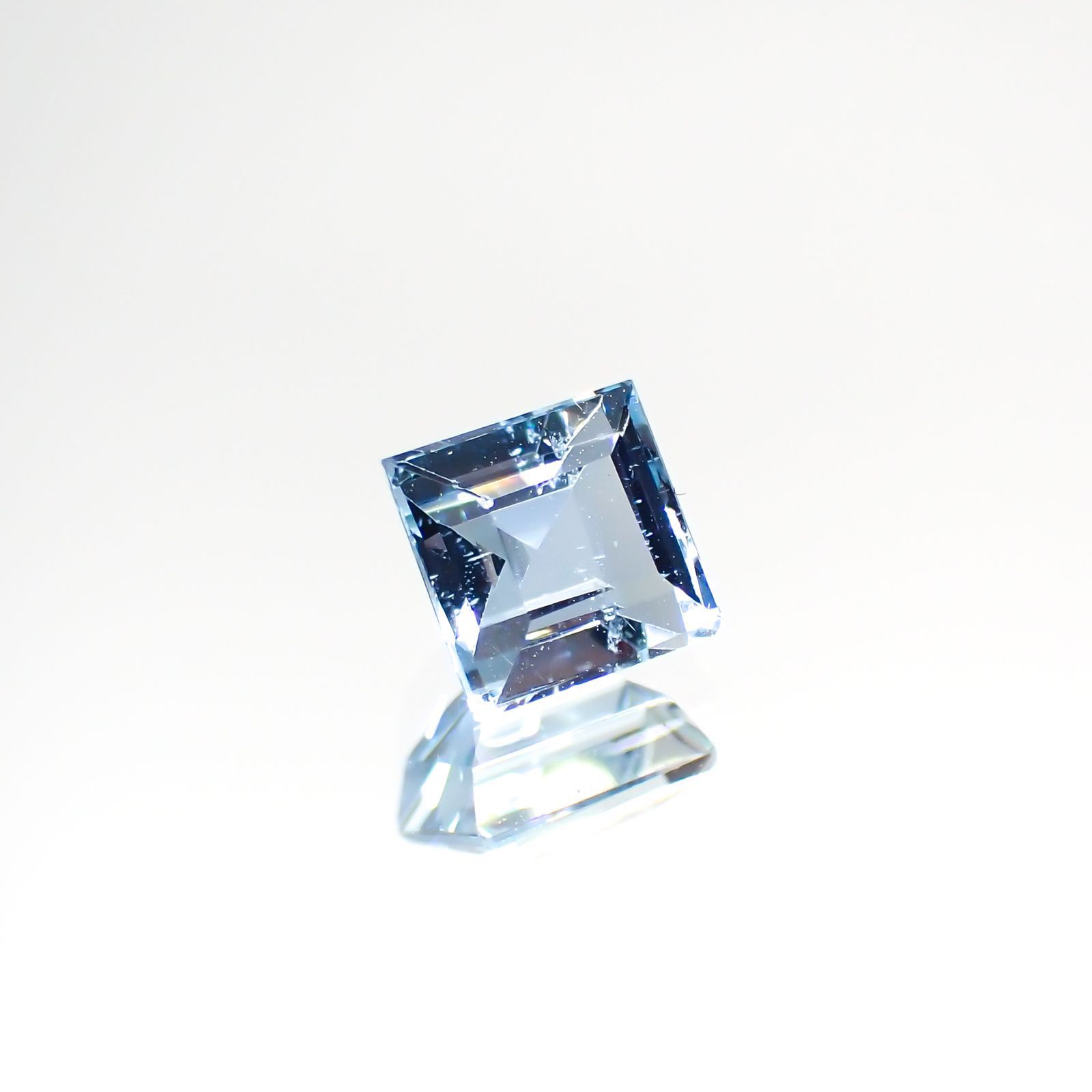 アクアマリン サンタマリアカラー(宝石名アクアマリン) モザンビーク産 0.69ct 識別済[210912602]5×4.9mm前後