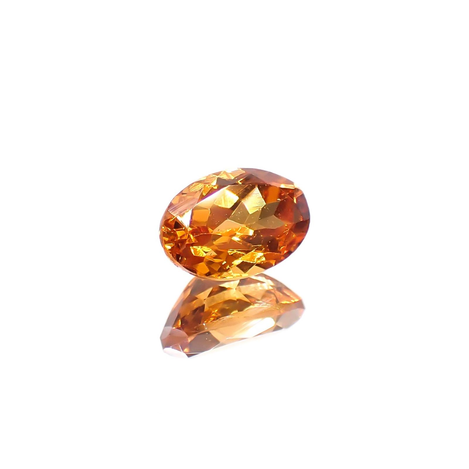 スペサルティンガーネット(宝石名ガーネット)タンザニア産 識別済 0.72ct / 6.1x4.1mm前後 [260617549]