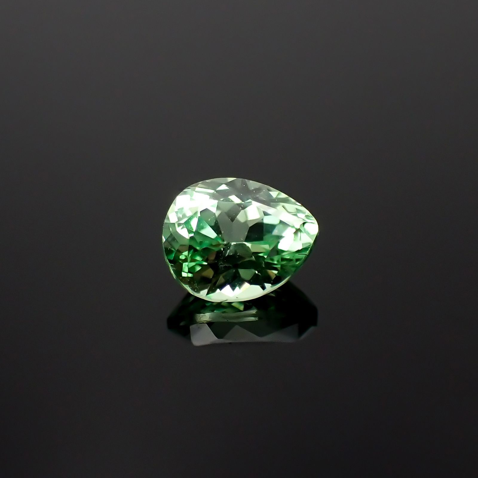 ミントガーネット タンザニア産 0.61ct / 5.6x4.5mm前後 [260223742]