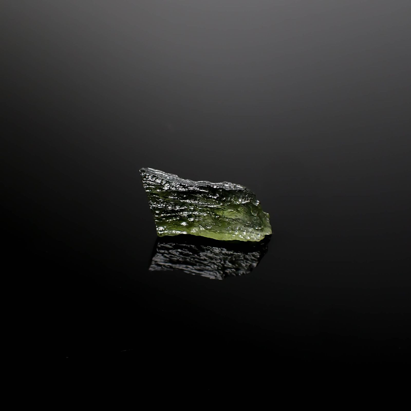 モルダバイト 原石 発見地：旧チェコスロバキア 5.57ct [241029293]10.2x19mm前後