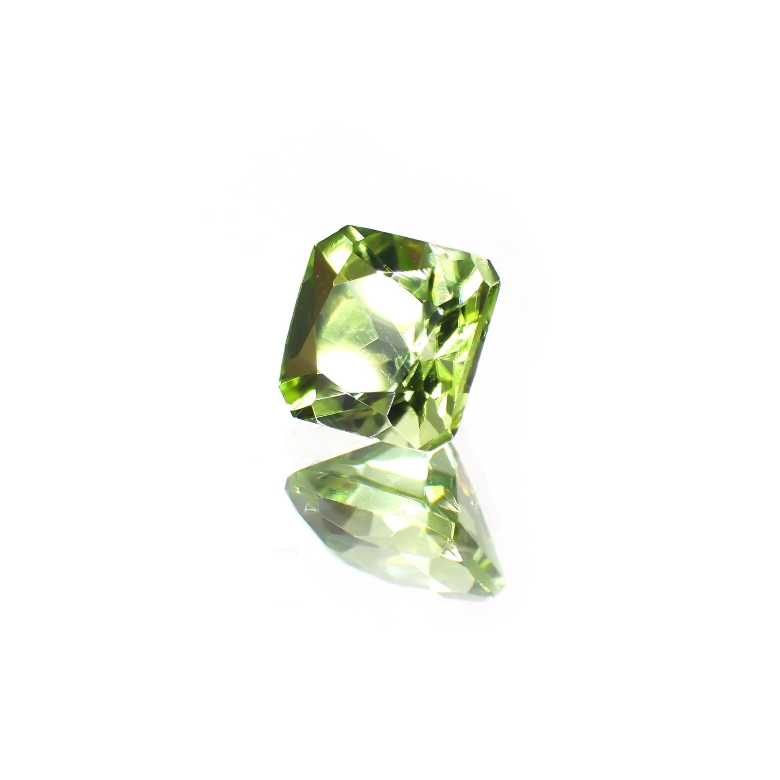◇アッシャーカット◇ペリドット(宝石名ペリドット) パキスタン産 0.84ct 識別済[211013487]5.1×5.1mm前後