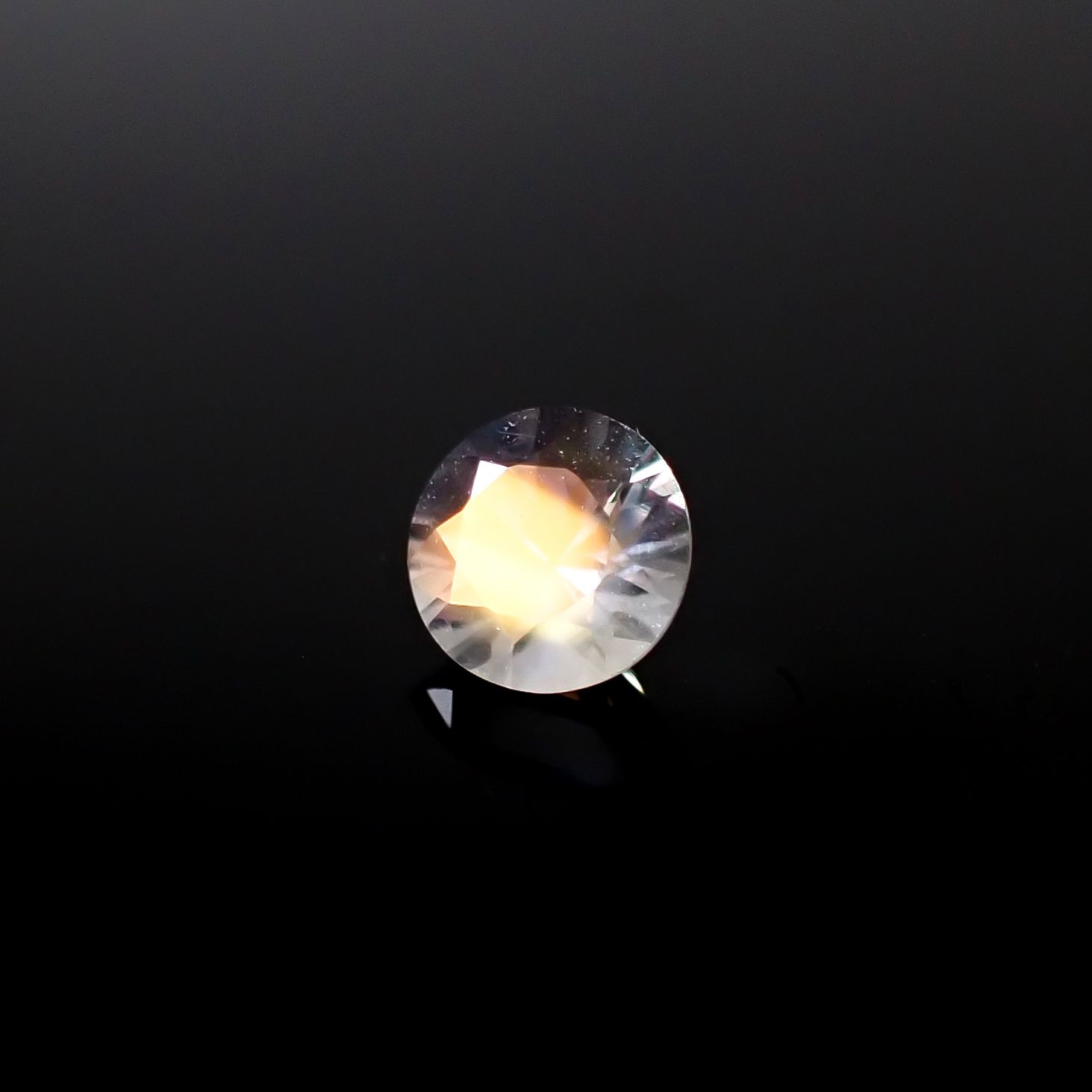 レインボームーンストーン(宝石名ラブラドライト)マダガスカル産 0.31ct 識別済[250129795]4.5x4.5mm前後