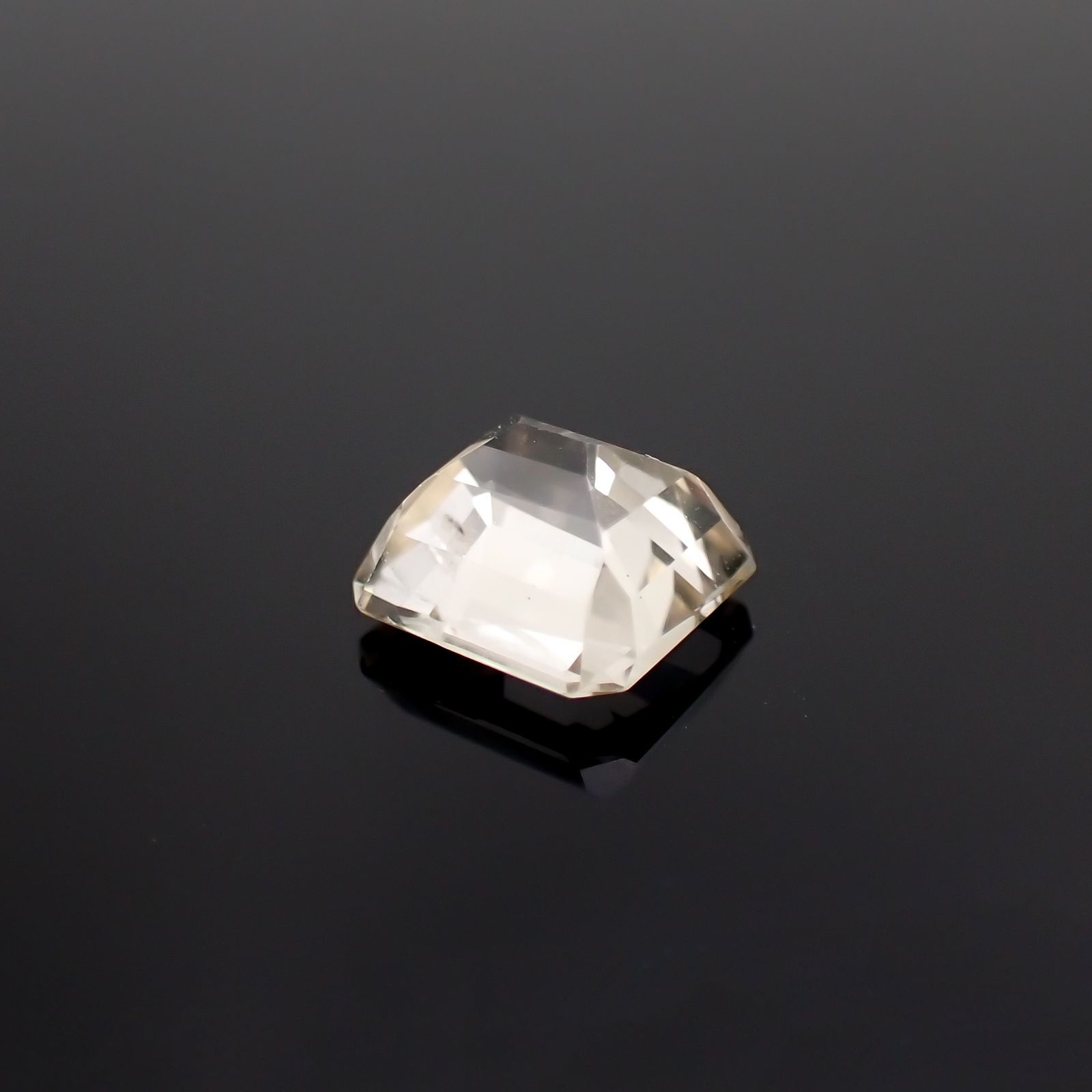 ゴールデンフェナカイト(宝石名イエロー・フェナカイト)ブラジル産 1.968ct ソ付(彩珠)[241018525]7.4x7.2mm前後