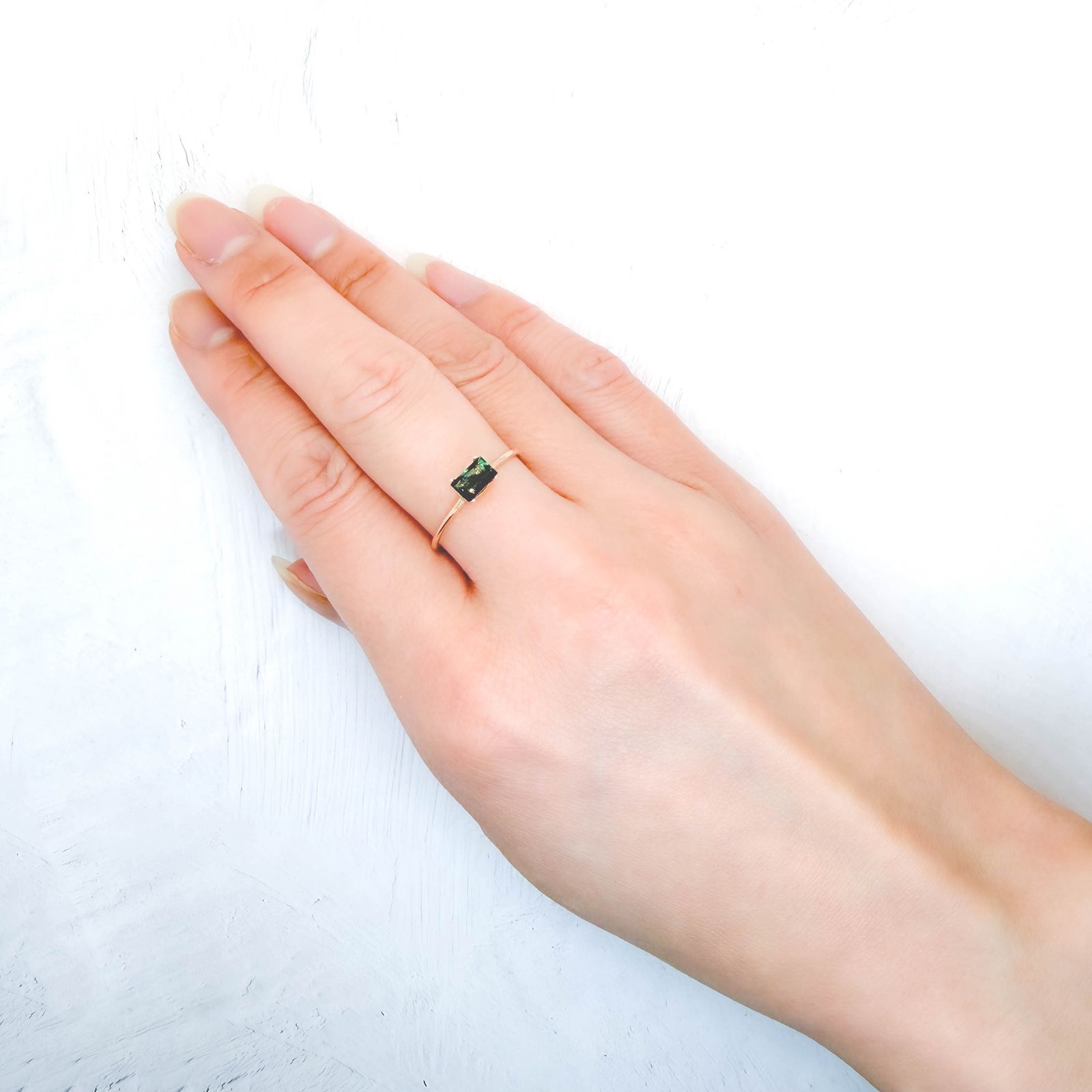 パイライトインエメラルド コロンビア産 0.36ct / 5.7x3.6mm前後 [260532120]