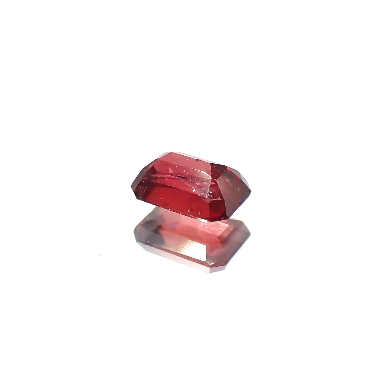 バーガンディーサファイア(宝石名サファイア)タンザニア産 0.24ct 識別済[240226289]3.9x2.7mm前後