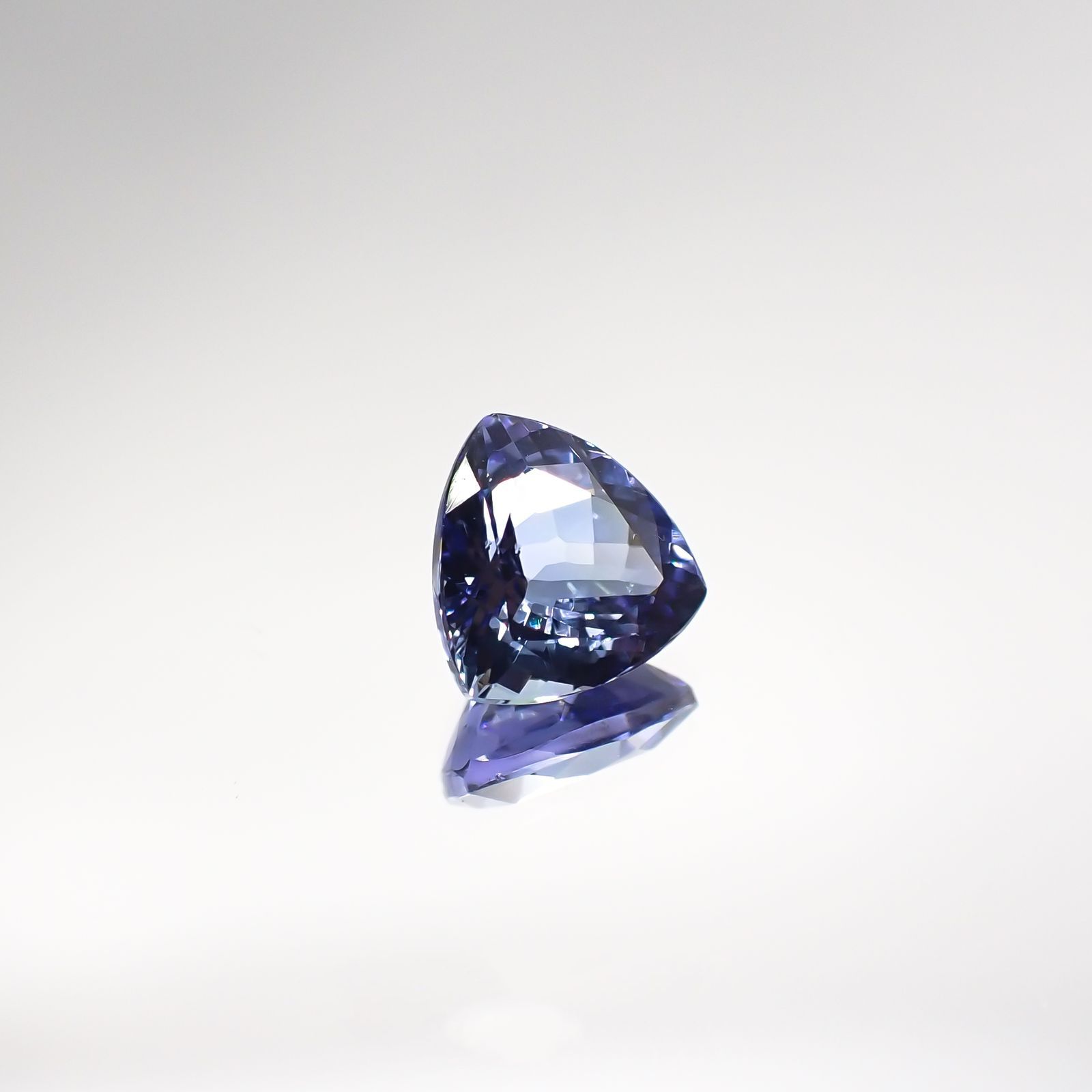 バイカラータンザナイト(宝石名タンザナイト) タンザニア産 1.413ct ソ付(彩珠)[210711822]7.1×7mm前後