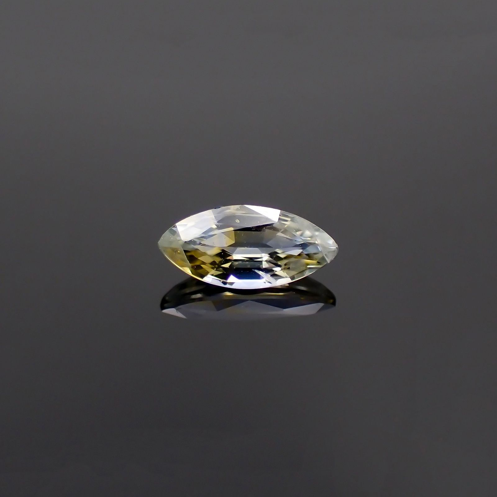 バイカラーサファイア(宝石名サファイア)スリランカ産 識別済 0.38ct / 6.8x3.1mm前後 [230823024]