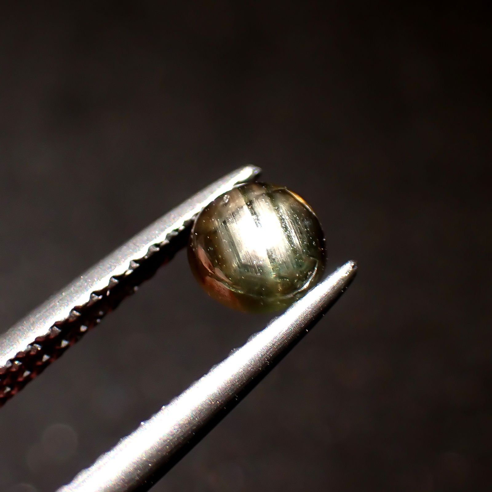 ゴールドシーンサファイア(宝石名シーン・サファイア)ケニア産 識別済 0.65ct / 4.8x4.7mm前後 [260816217]