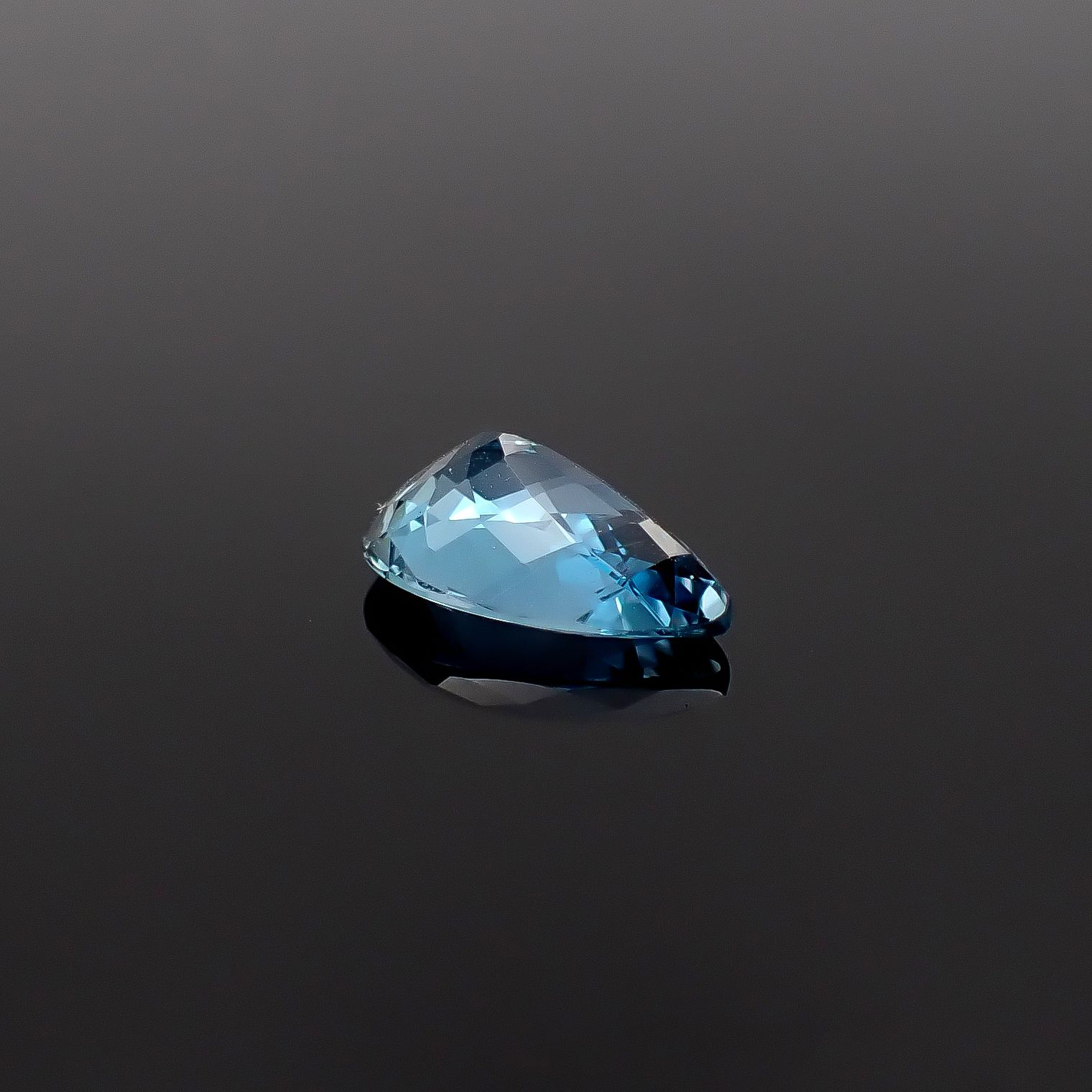 タトゥーアクアマリン ブラジル・ミナスジェライス州タトゥー鉱山産 1.90ct / 11.4x7.3mm前後 [260231778]