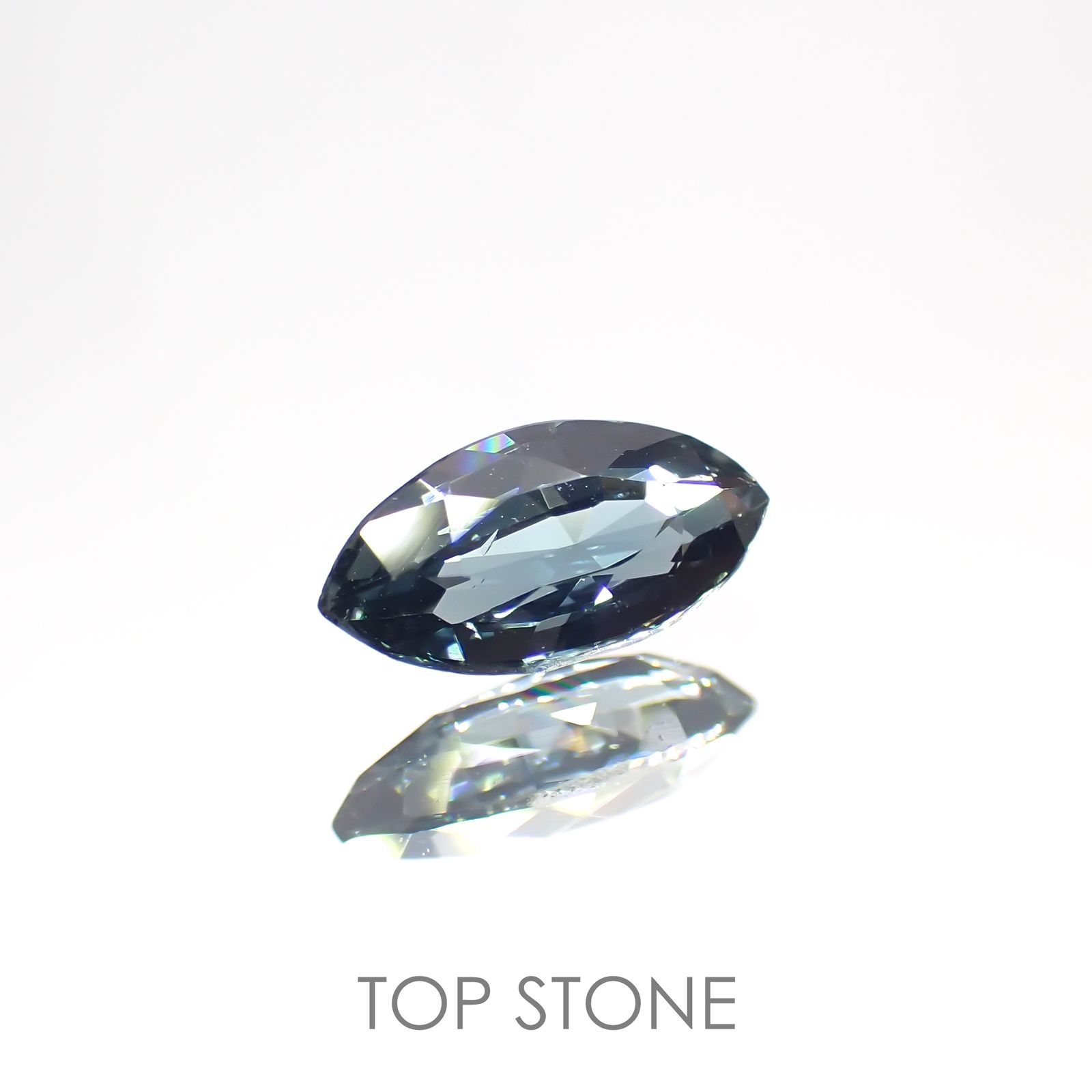 サファリン(宝石名ブルー・サフィリン) スリランカ産 0.414ct ソ付(彩珠)[20106501]6.9×3.4mm前後