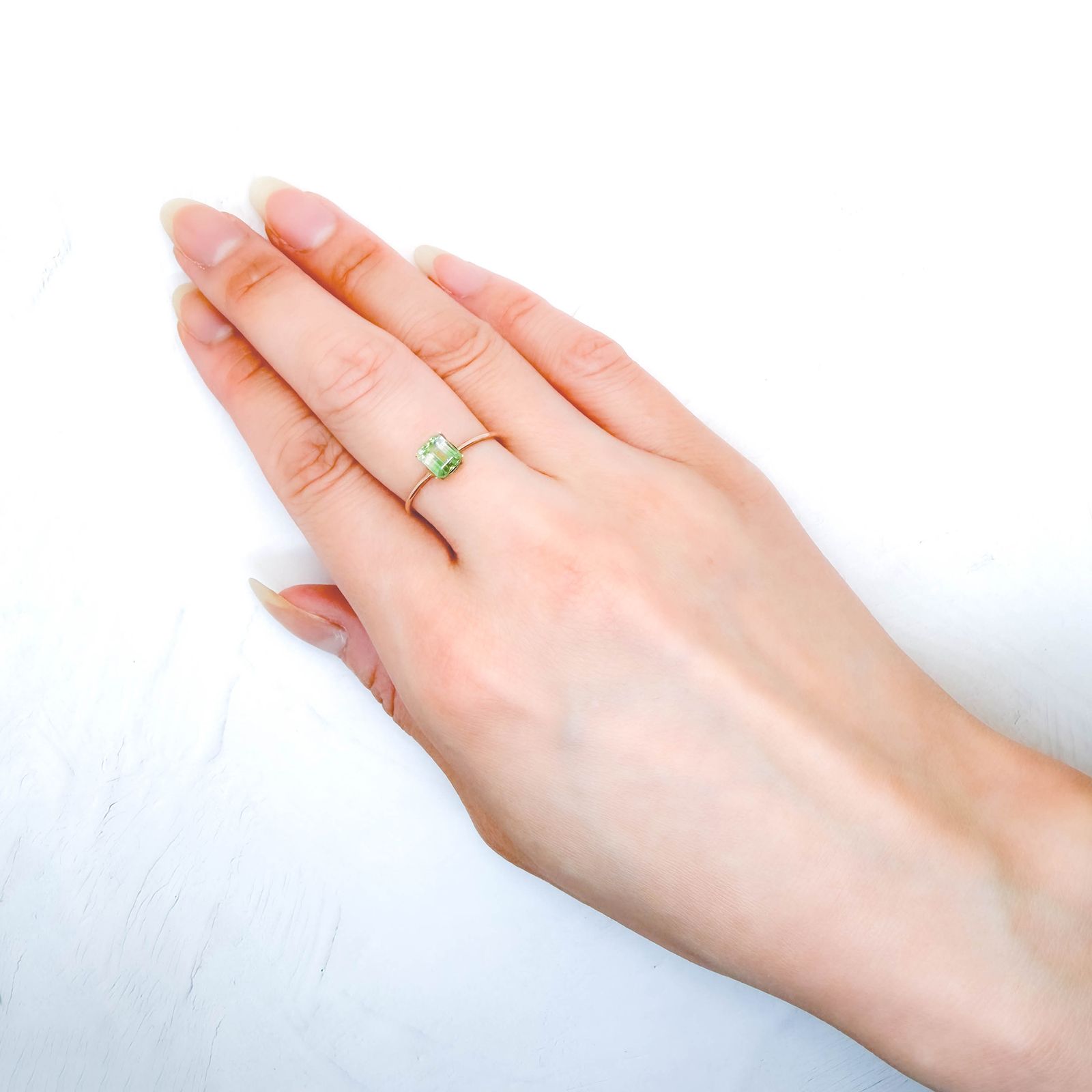 バイカラーツァボライト(宝石名グリーン グロッシュラー・ガーネット) タンザニア産 識別済 0.97ct / 5.9x4.8mm前後 [260711567]