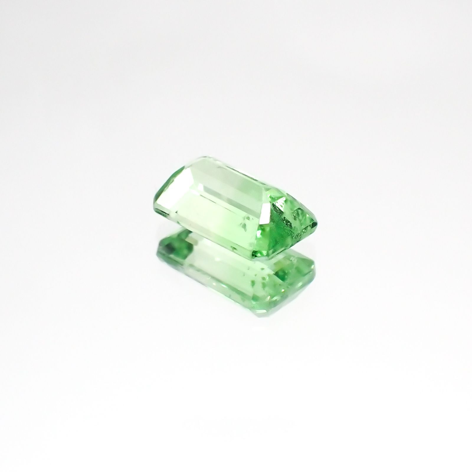 バイカラーツァボライト(宝石名グリーン グロッシュラー・ガーネット)タンザニア産 1.27ct 識別済[231124264]7.6x4.8mm前後