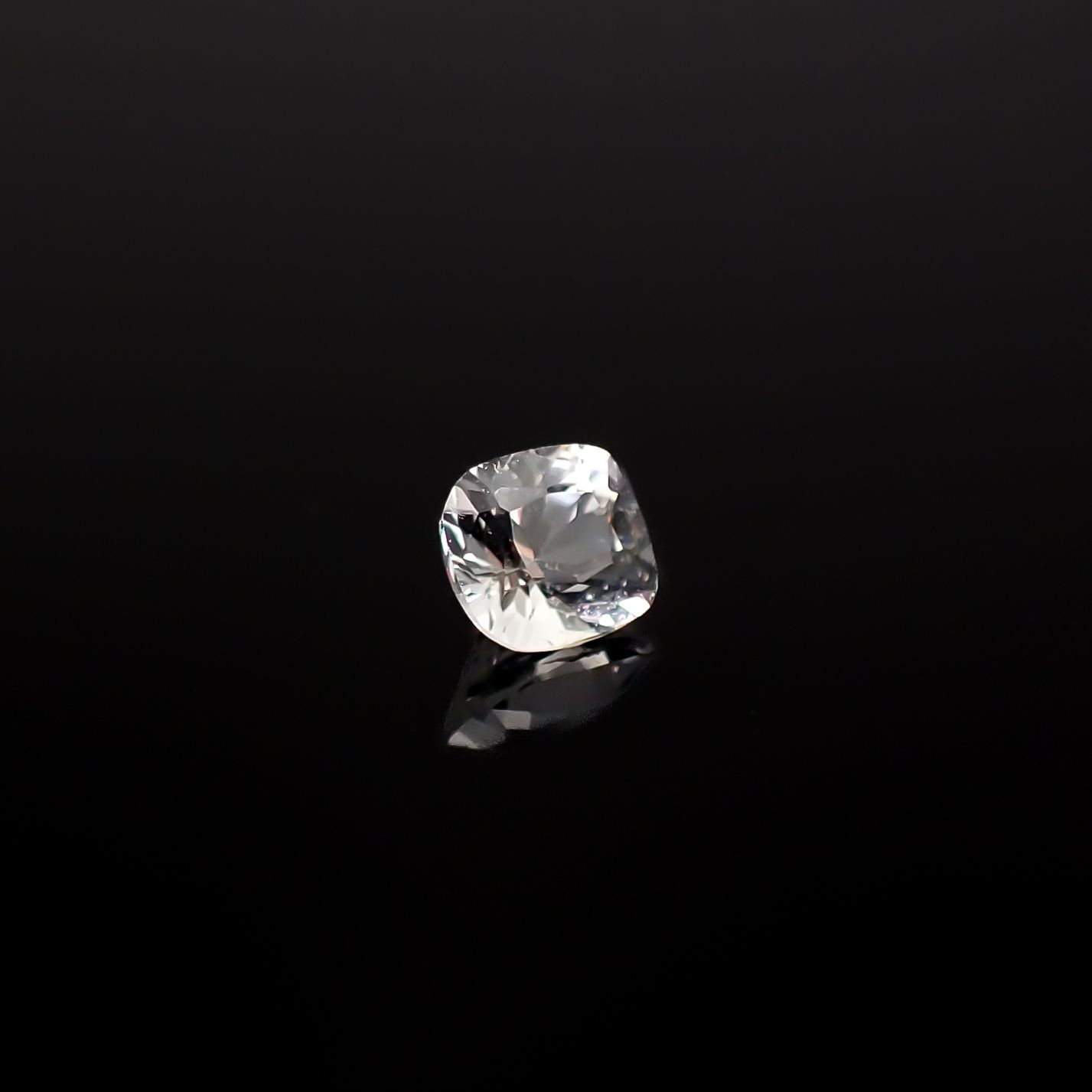アクロアイト ナイジェリア産 0.26ct / 3.9x3.5mm前後 [251231358]