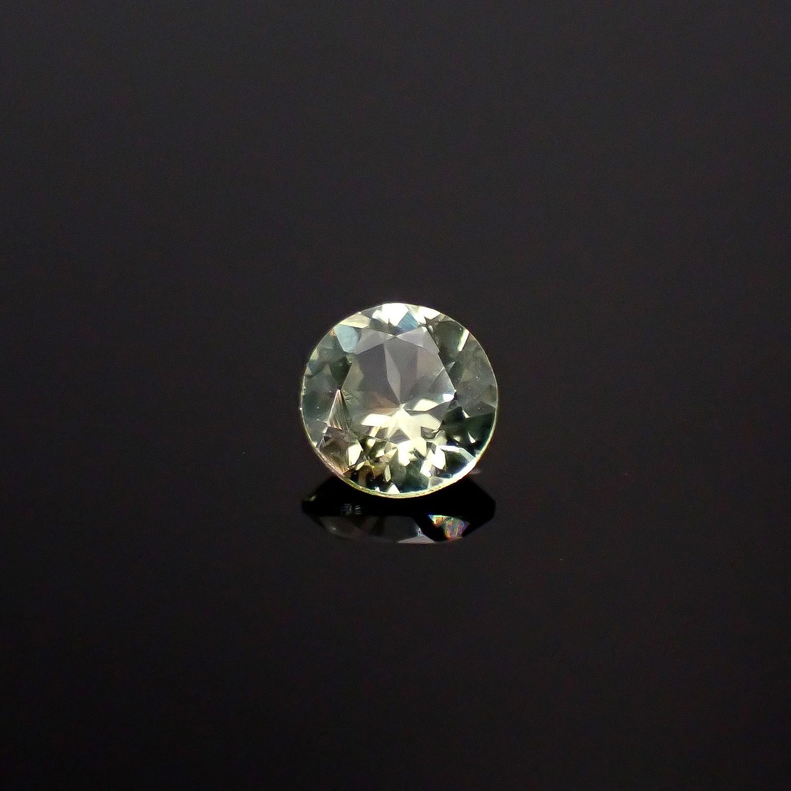 モンタナサファイア(宝石名サファイア)アメリカ・モンタナ州産 識別済 0.43ct / 4.4x4.4mm前後 [260221283]