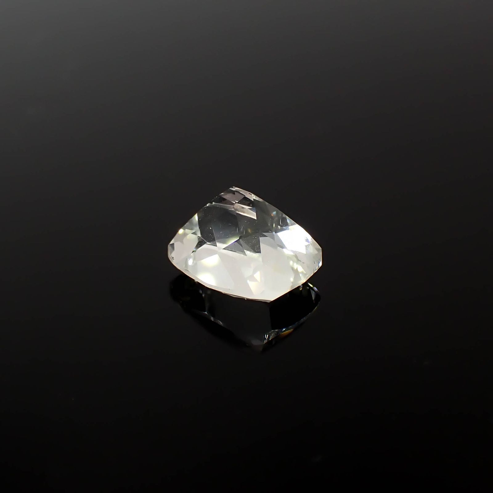 オーソクレース(宝石名ホワイト・オーソクレース)パキスタン産 3.33ct 識別済[240627998]10.3x8.2mm前後