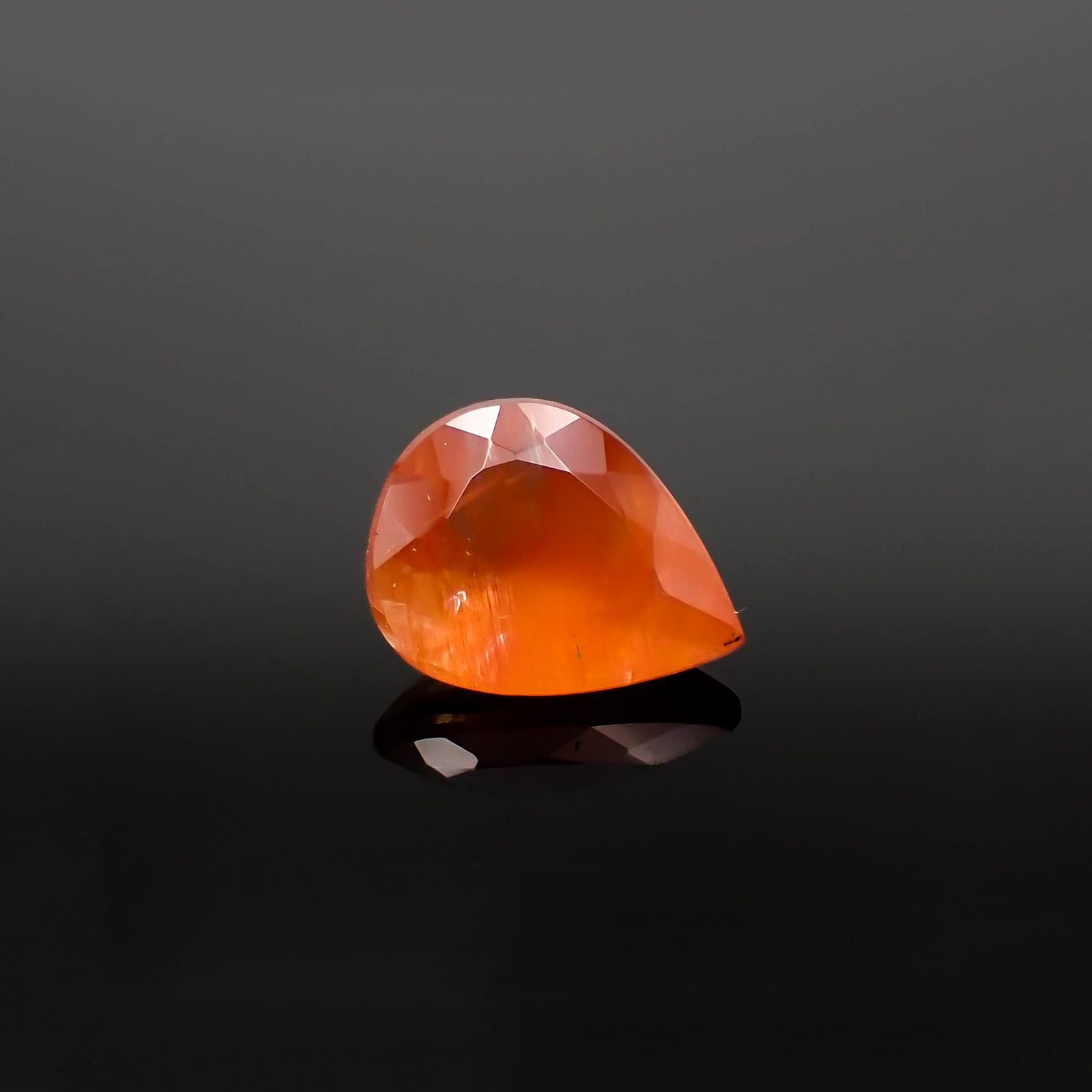 サンストーンスキャポライト(宝石名シーン・スキャポライト)タンザニア産 1.97ct 識別済[221219277]10.3x8.1mm前後