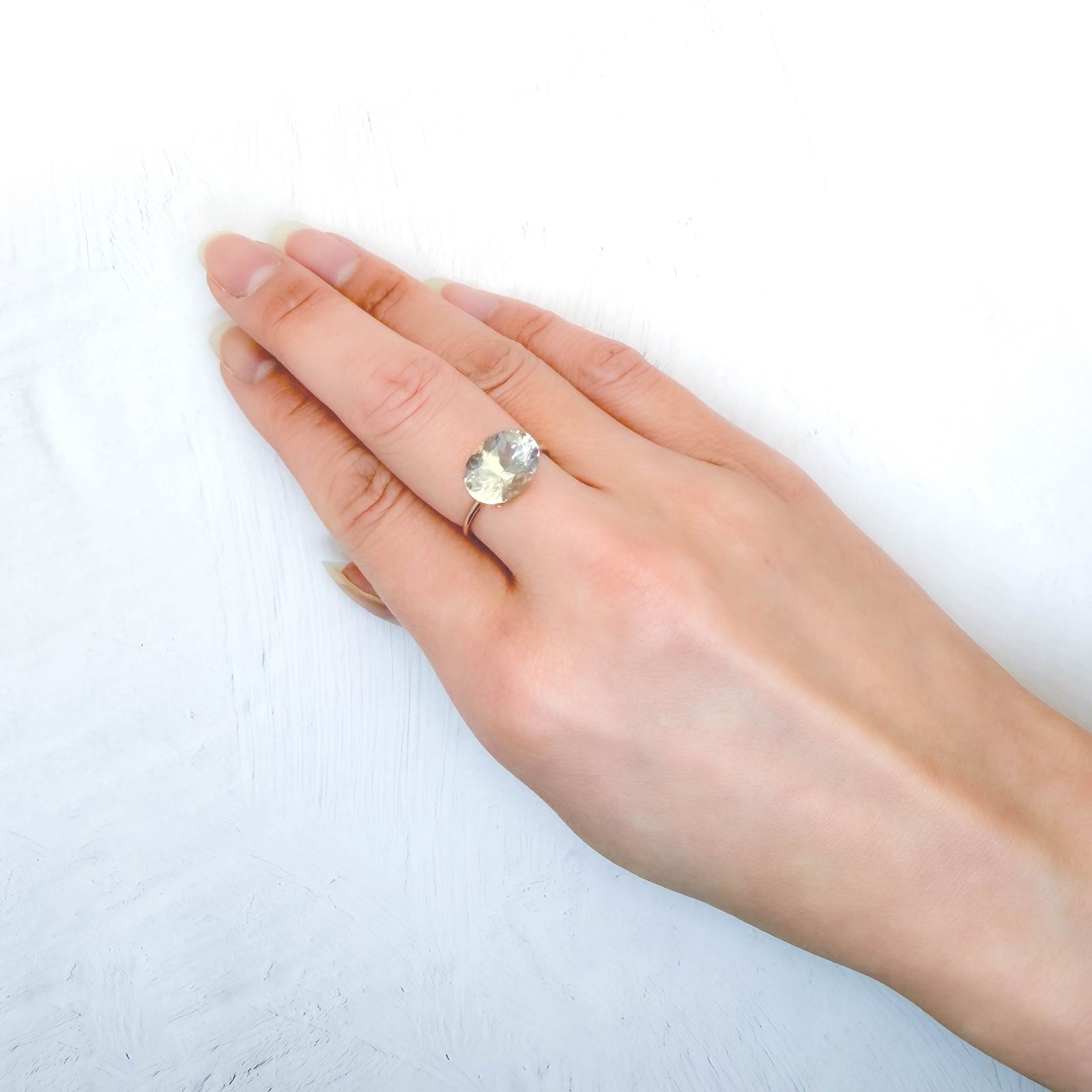 アラゴナイト フルオレッセンス(宝石名アラゴナイト)チェコ共和国産 ソ付(日独) 4.221ct / 12.24x9.25mm前後 [260231782]