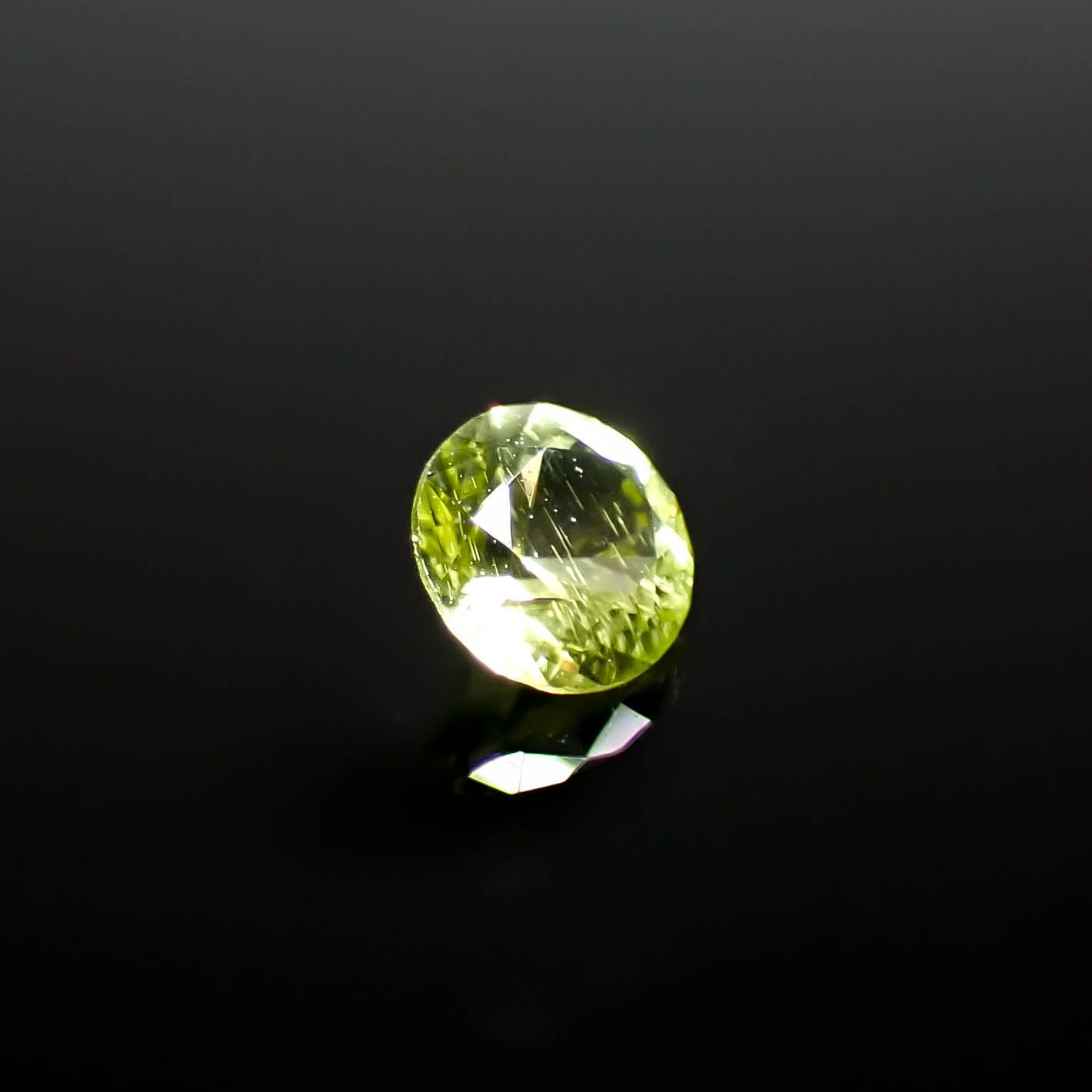 パラサイティックペリドット 採取地：インドネシア・ジェパラ 0.17ct [250730749]3.5x3.5mm前後