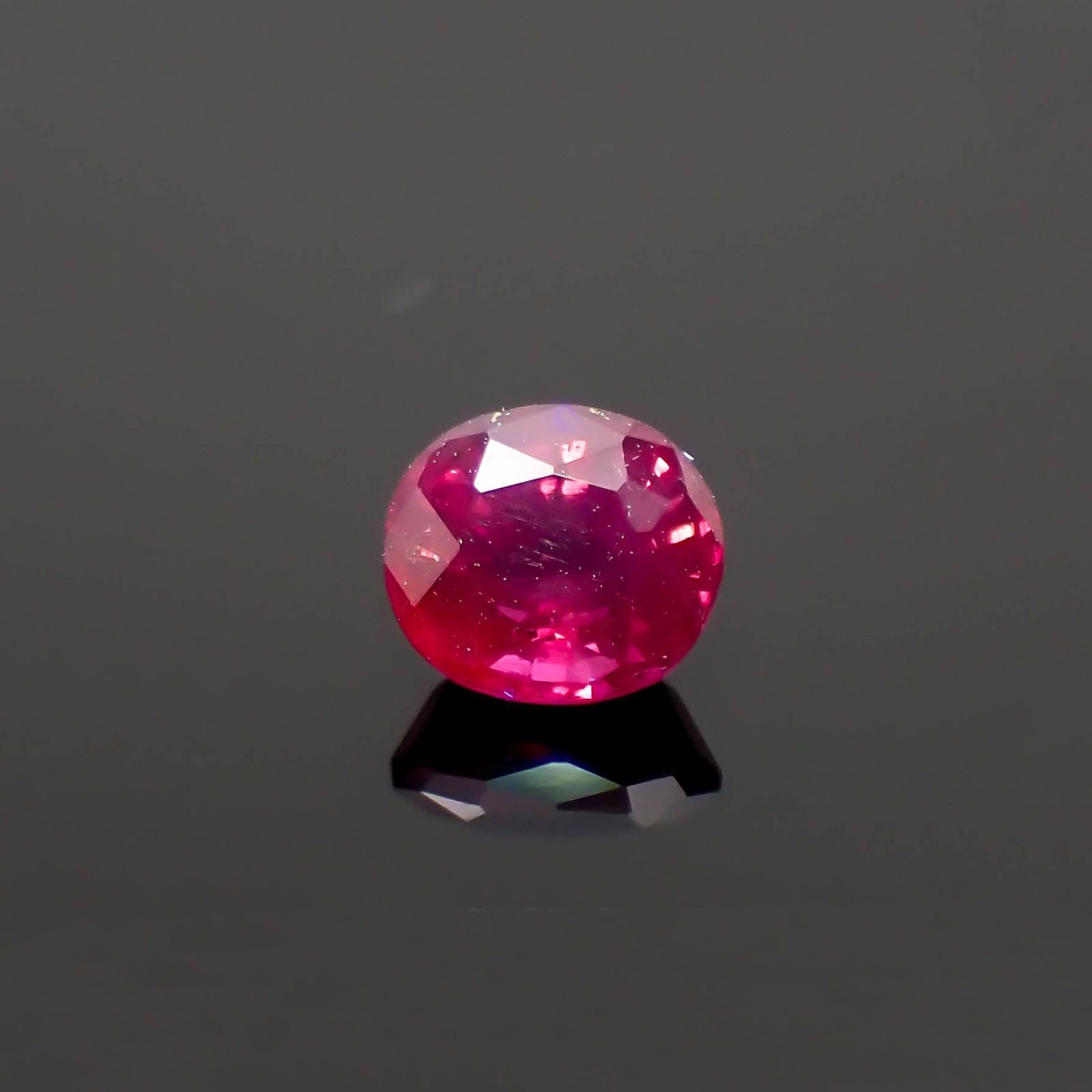 パープルサファイア パキスタン・カシミール産 0.90ct / 5.6x4.9mm前後 [251019865]