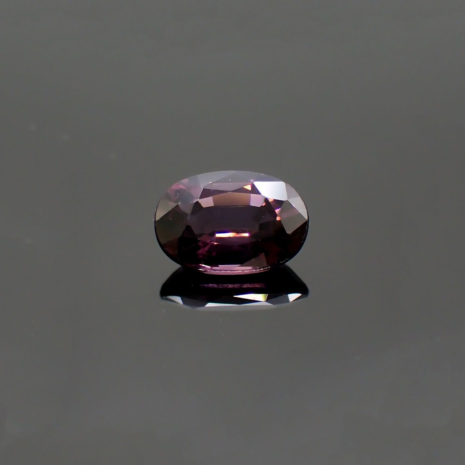 パープルスピネル(宝石名スピネル)ビルマ産 識別済 1.96ct / 9.1x6.4mm前後 [231124301]