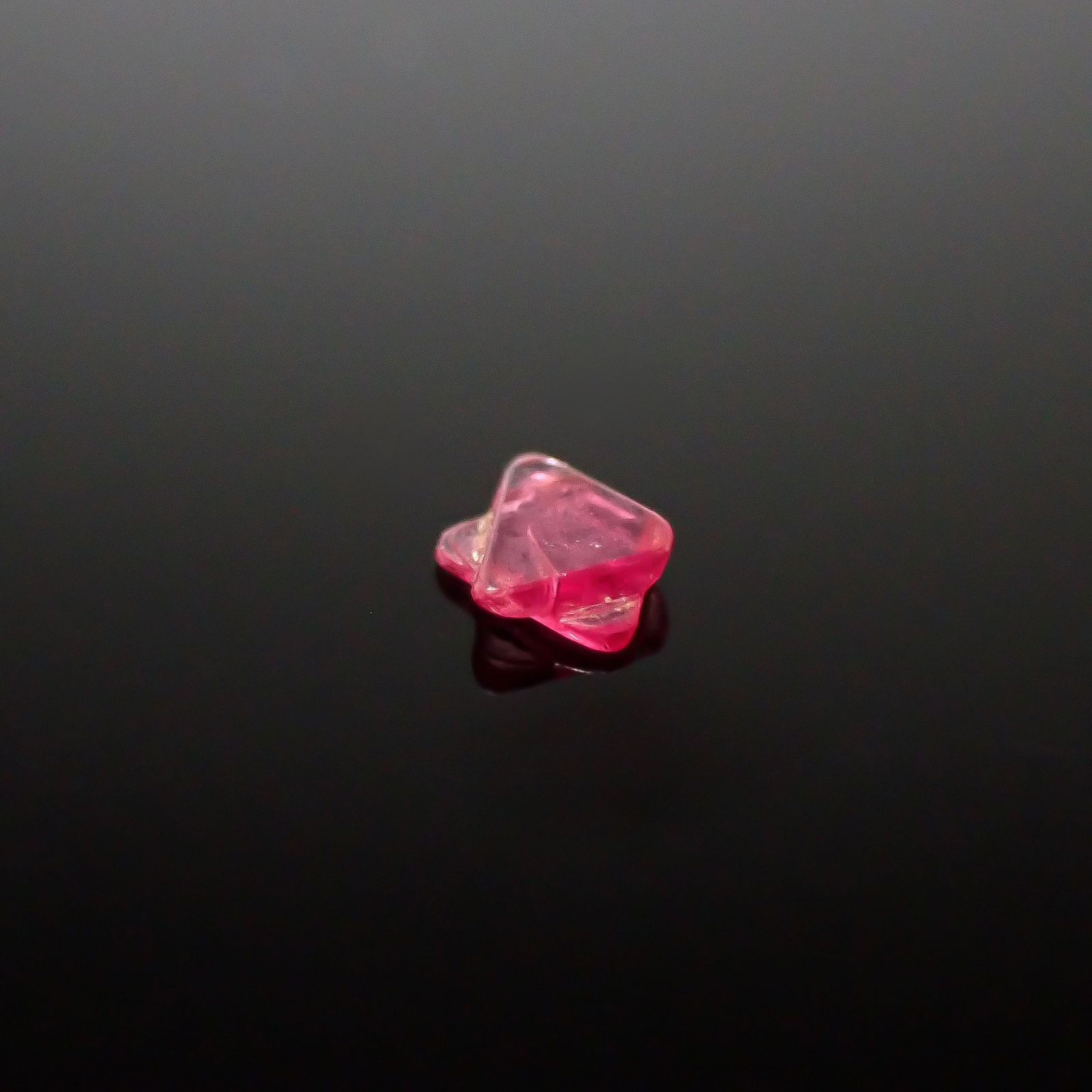 ツインクリスタルスピネル(スピネル式双晶) 原石 ビルマ産 0.035ct[240628429]2.3x2.2mm前後