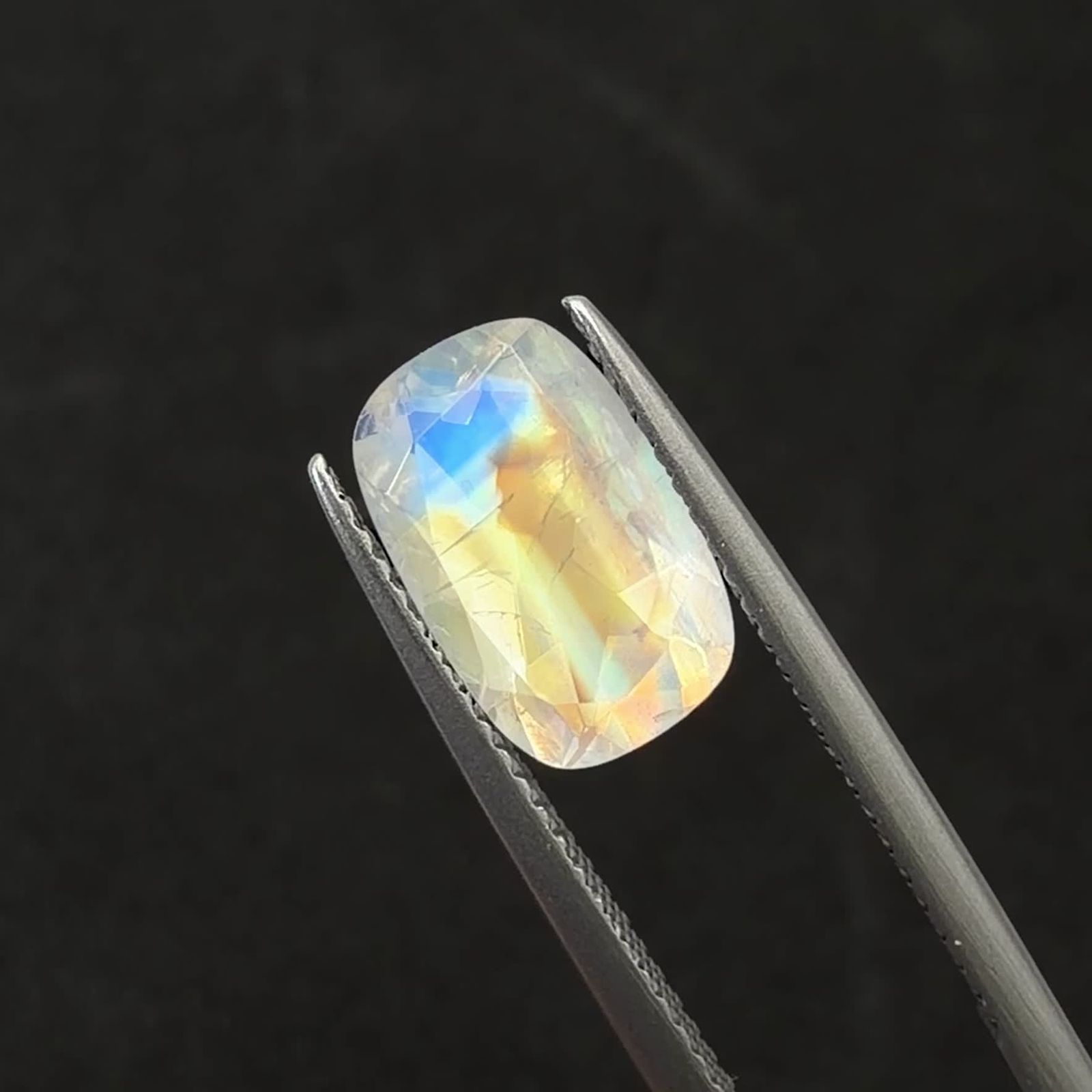 レインボームーンストーン インド・ビハール産 2.73ct / 11.2x7.2mm