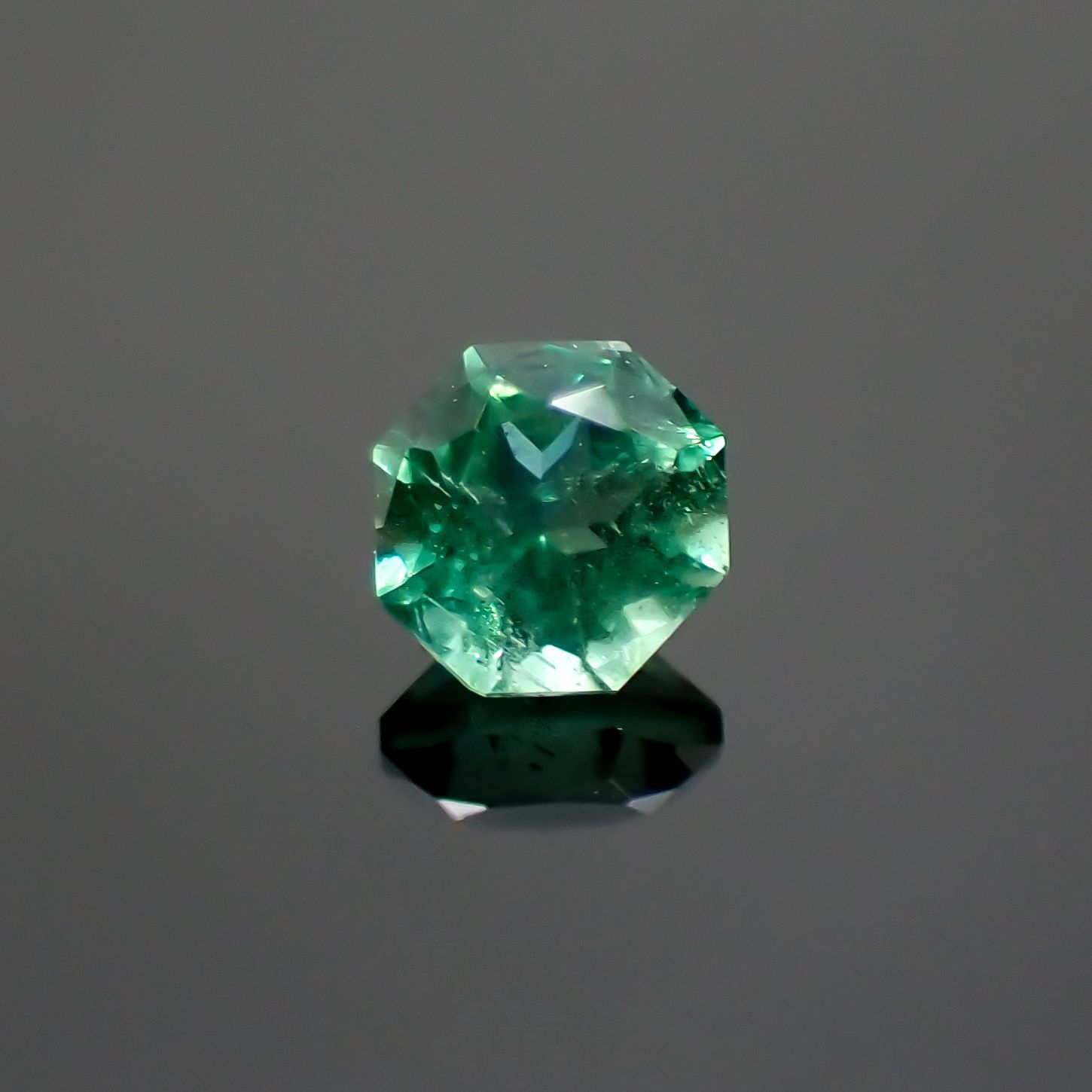 ◇オクタゴンカット◇エメラルド(宝石名エメラルド)ザンビア産 0.13ct 識別済[231224393]3x3mm前後