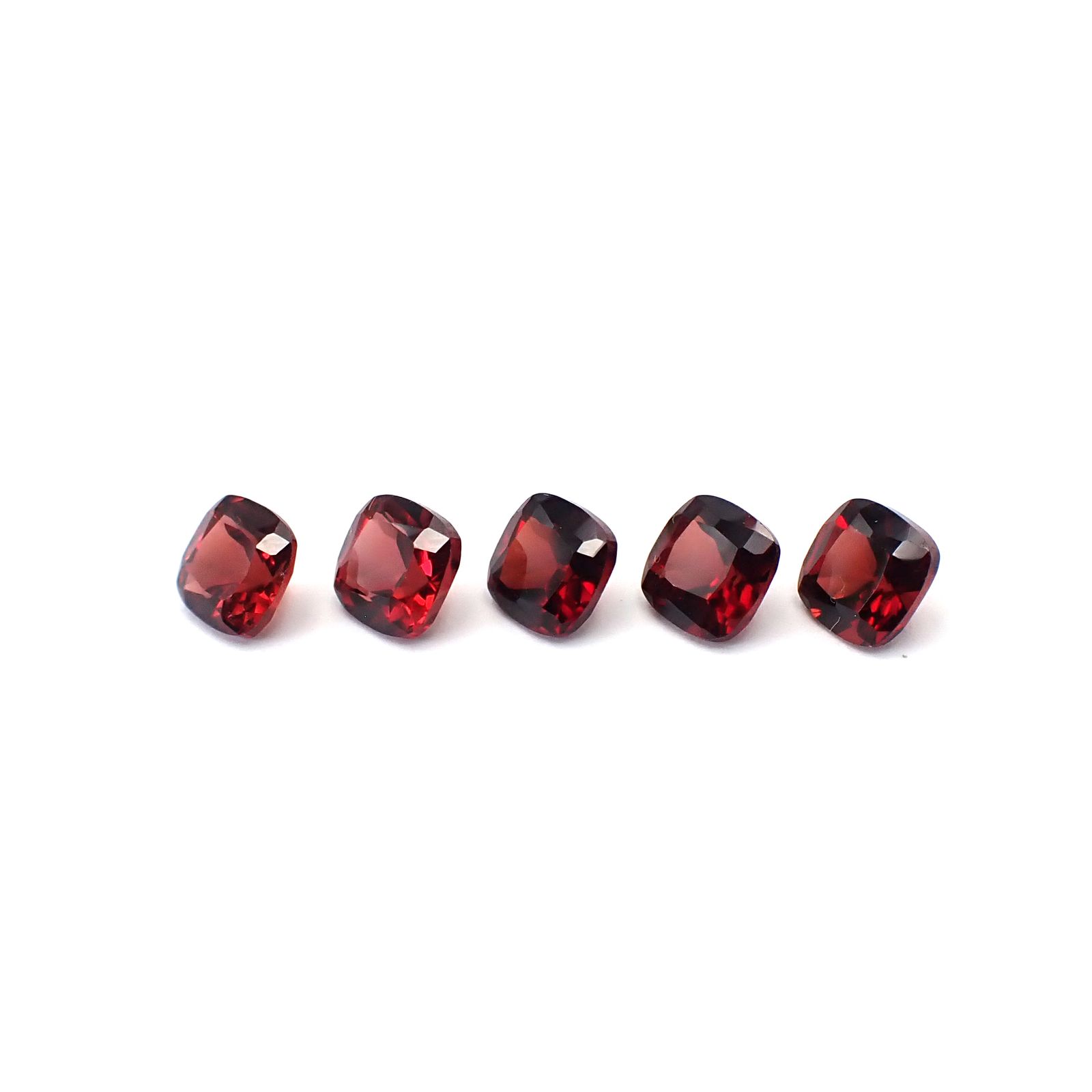 ◇ランダムセレクト◇パイロープアルマンディンガーネット モザンビーク産 約0.73ct / 5x5mm前後 [260532215]