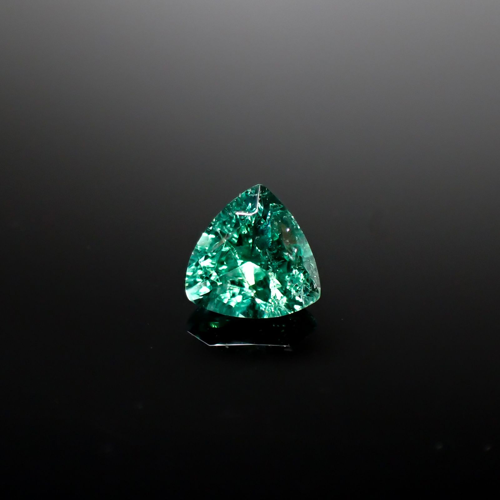 パライバトルマリン(宝石名トルマリン/別名パライバ・トルマリン)ブラジル・キントス鉱山産 0.471ct ソ付(宝貴協)[240928714]5.17x5.31mm前後