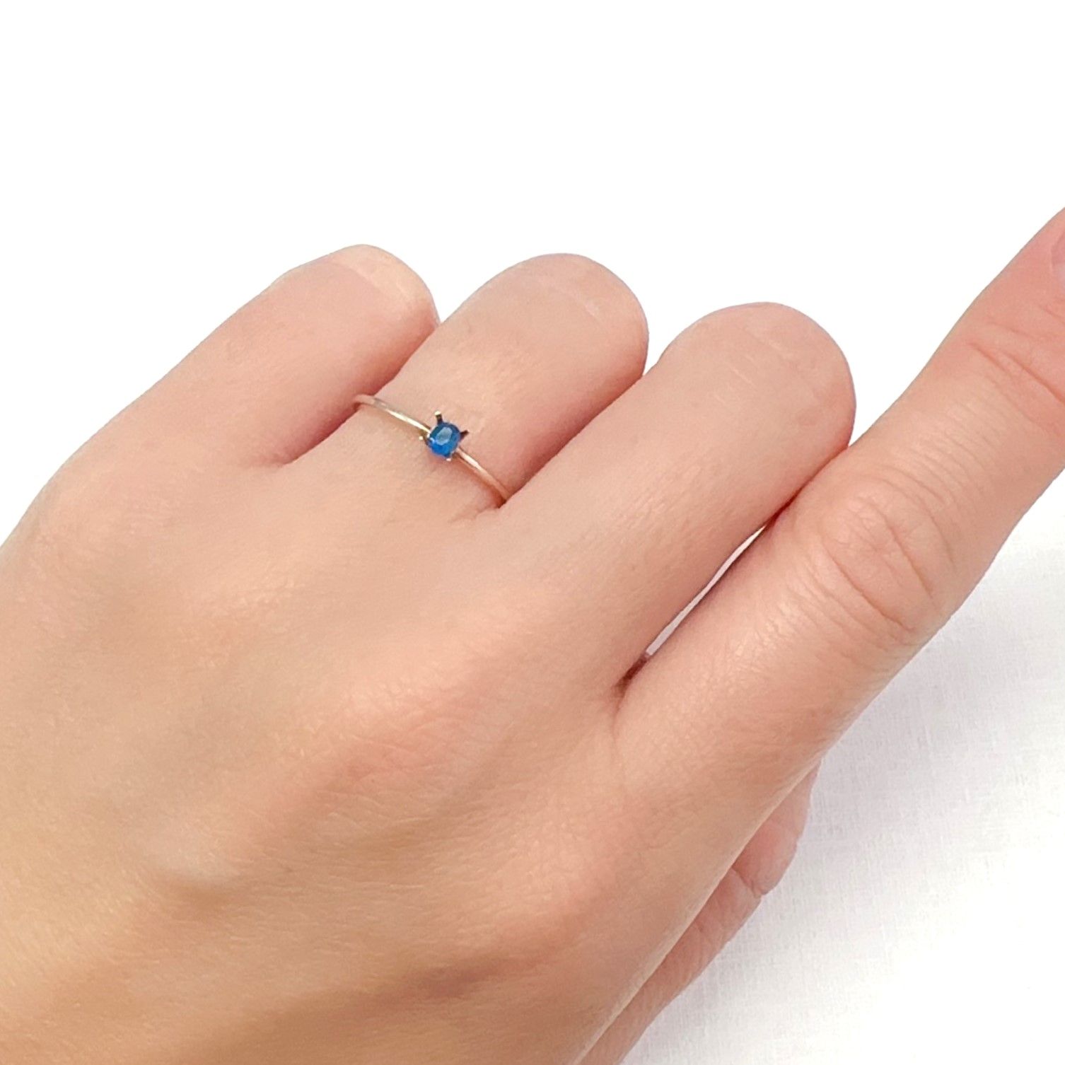 アウイナイト フルオレッセンス アフガニスタン産 0.078ct[240527566]3x2.3mm前後