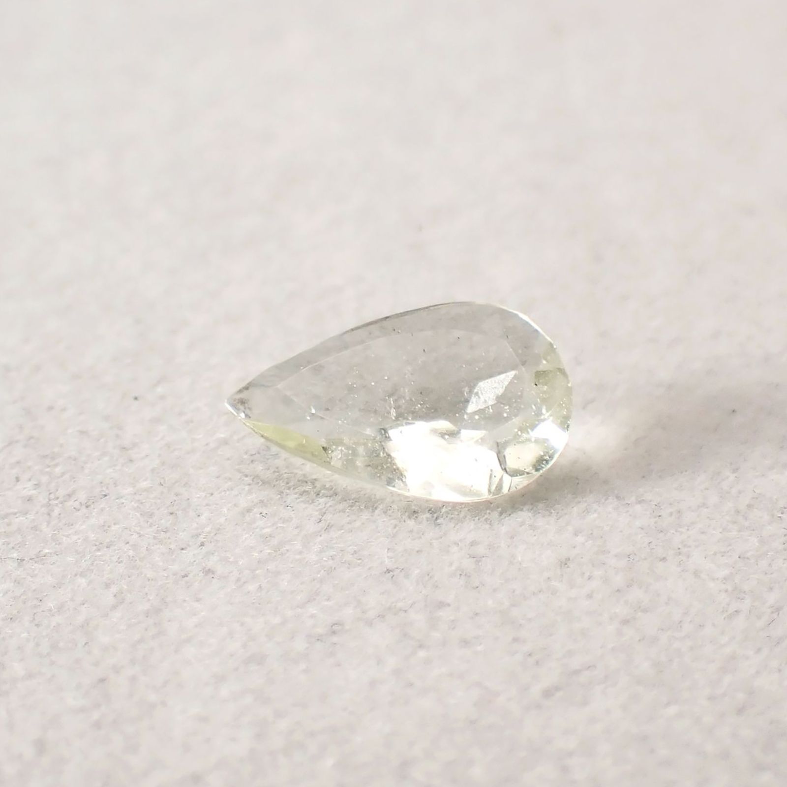 リビアングラス 発見地：エジプト・リビア砂漠 2.74ct / 14.5x9.8mm前後 [251131308]