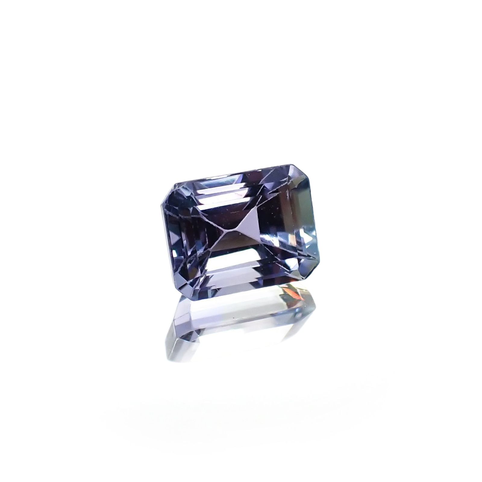 バイカラータンザナイト(宝石名タンザナイト) タンザニア産 ソ付(彩珠) 2.382ct / 7.9x6.2mm前後 [210711640]