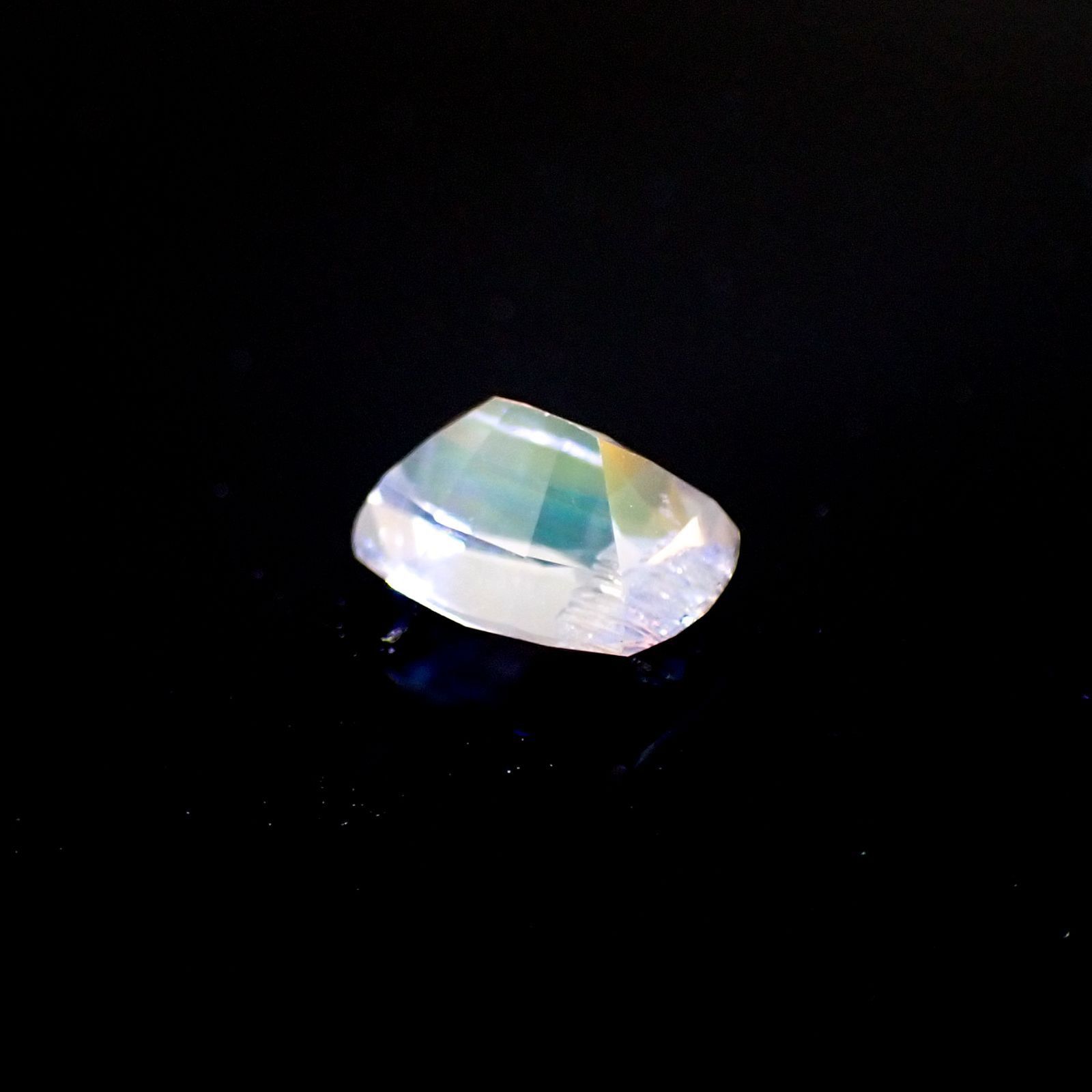 レインボームーンストーン(宝石名ラブラドライト) マダガスカル産 ソ付(彩珠) 1.031ct / 7.1x5.2mm前後 [251210407]