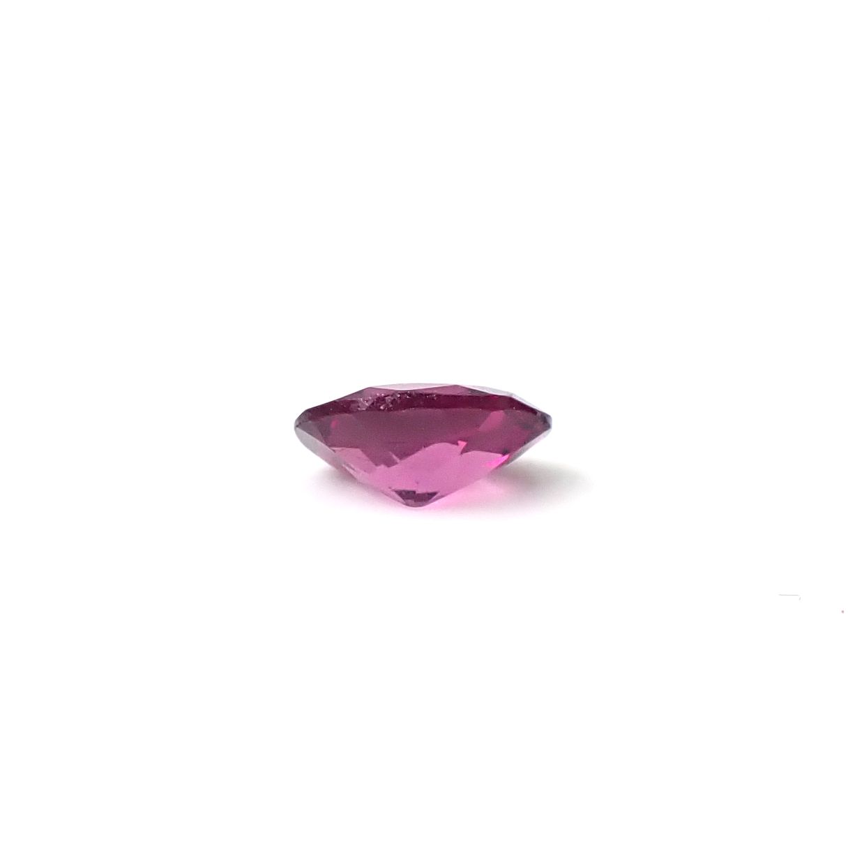 ロードライトガーネット(宝石名ロードライト・ガーネット)ブラジル産 識別済 0.89ct / 7.1x5.1mm前後 [251231408]