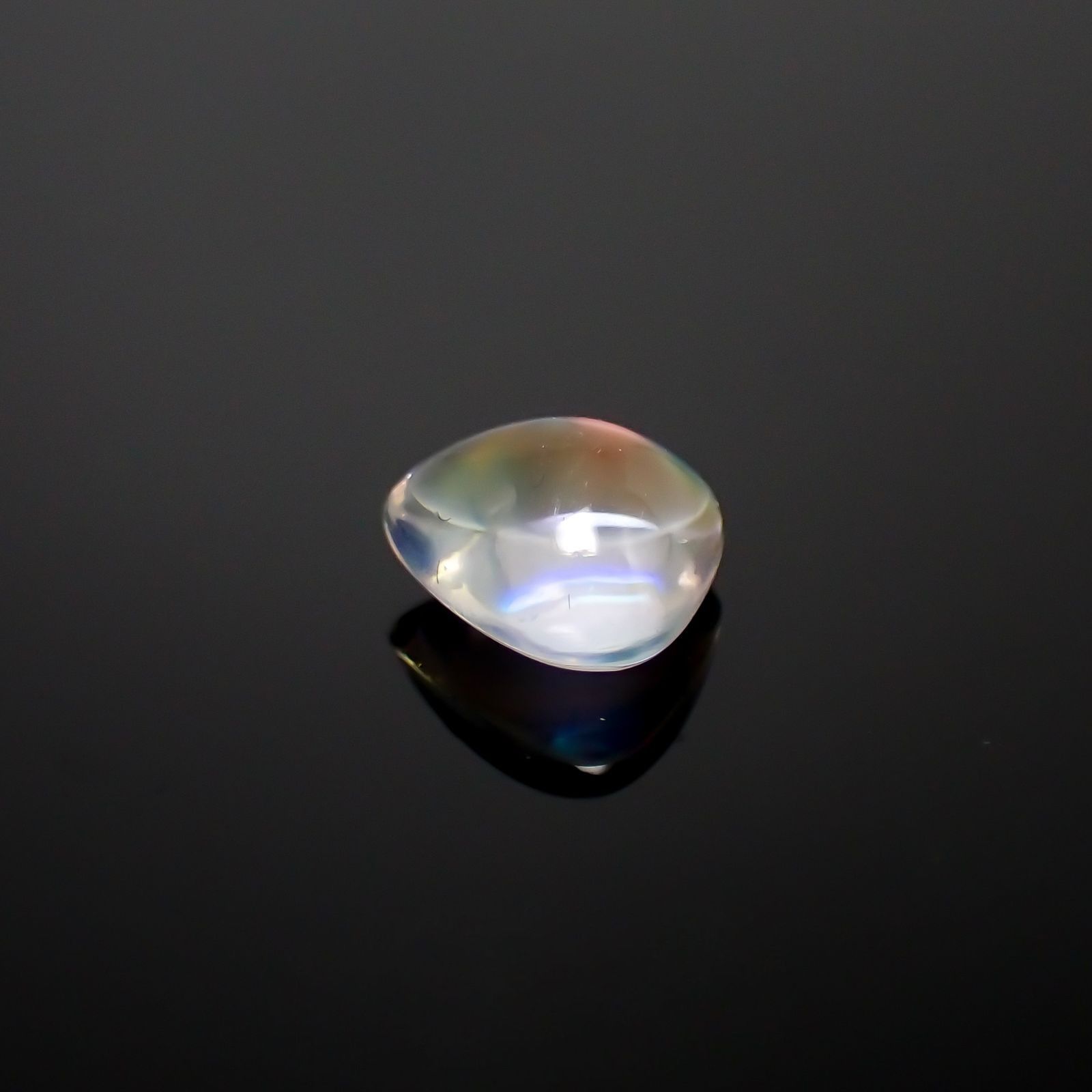 ◇バフトップカット◇レインボームーンストーン(宝石名ラブラドライト)マダガスカル産 識別済 0.75ct / 5.8x6.5mm前後 [251215909]