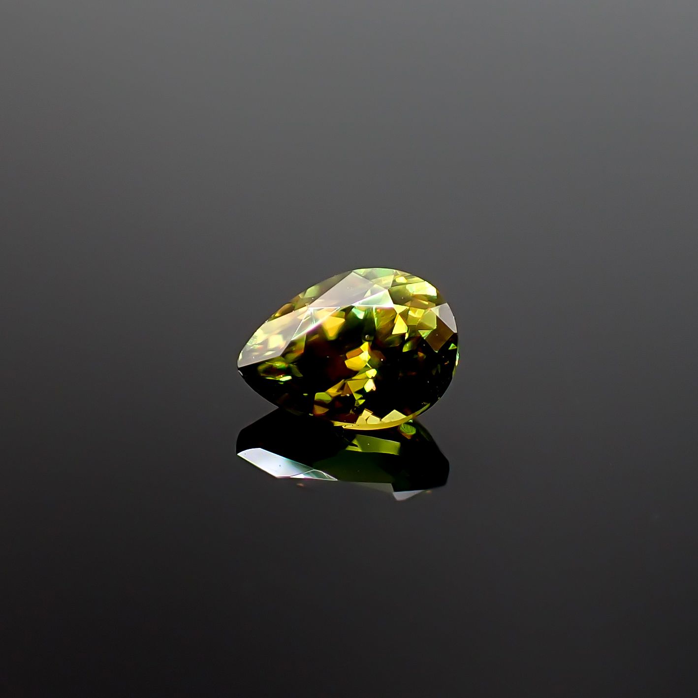 カラーチェンジスフェーン パキスタン産 0.51ct / 5.8x4.2mm前後 [260632441]