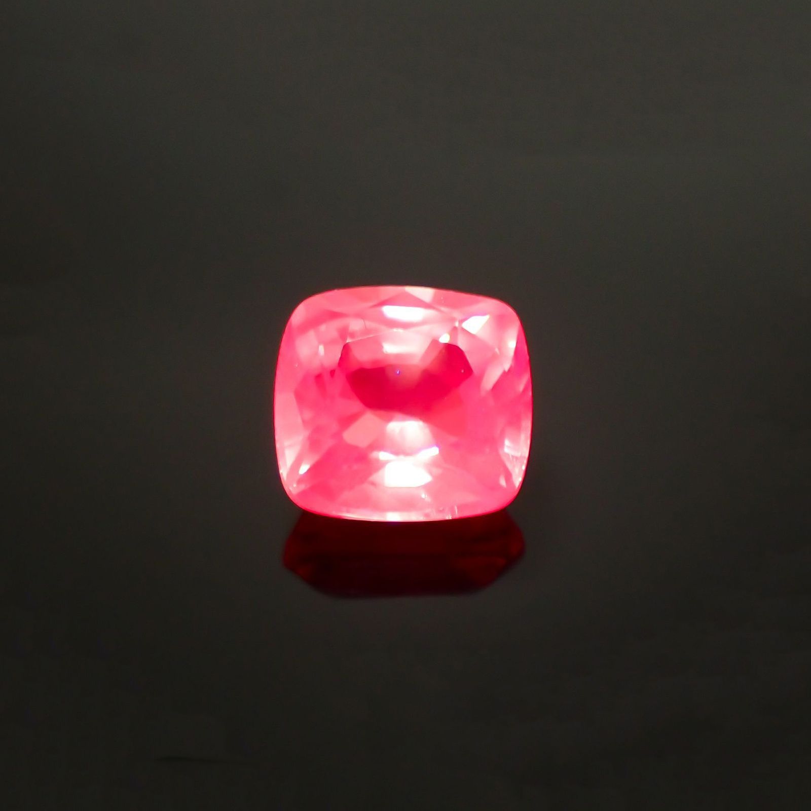 ピンクスピネル(宝石名ピンク・スピネル)タンザニア産 ソ付(彩珠) 1.305ct / 6.4x5.9mm前後 [231124093]