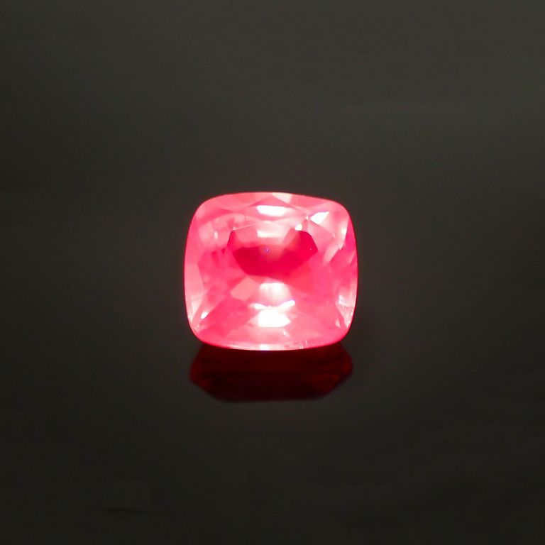 長波365(ライト)の照射で蛍光