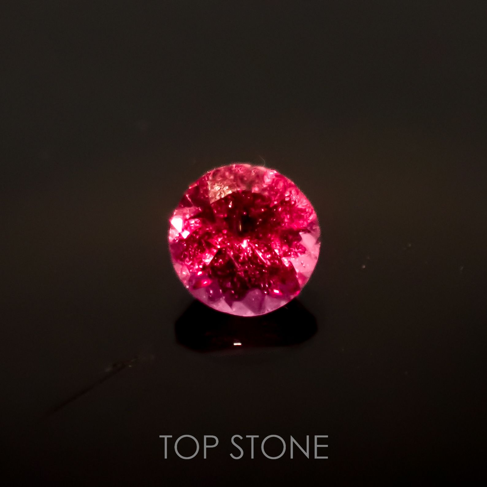 カラーシフト マラヤガーネット(宝石名ガーネット)タンザニア産 0.40ct 識別済[220817280]4.1x4.1mm前後