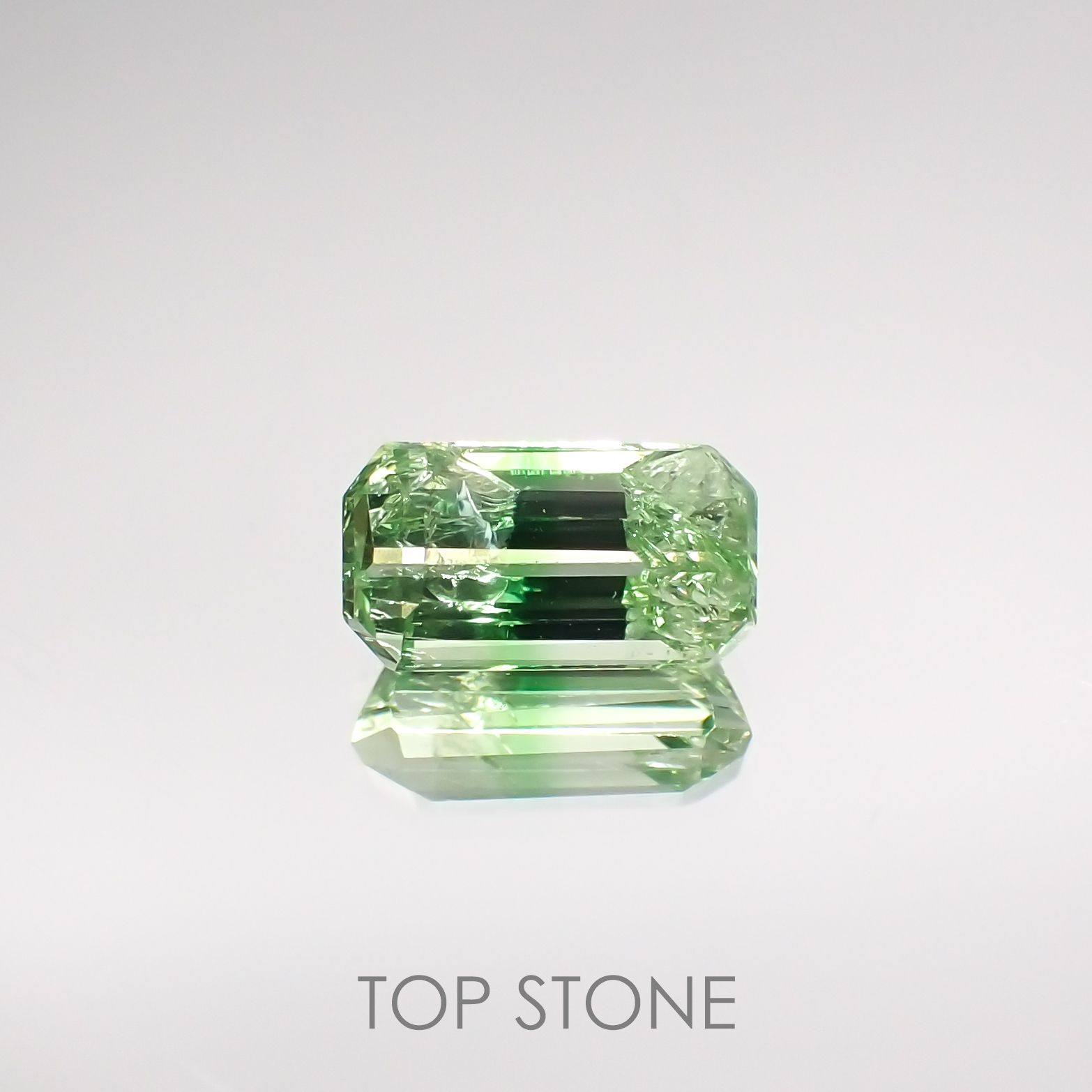 バイカラーツァボライト(宝石名グリーン グロッシュラー・ガーネット) タンザニア産 0.71ct 識別済[210711573]6.6×3.5mm前後