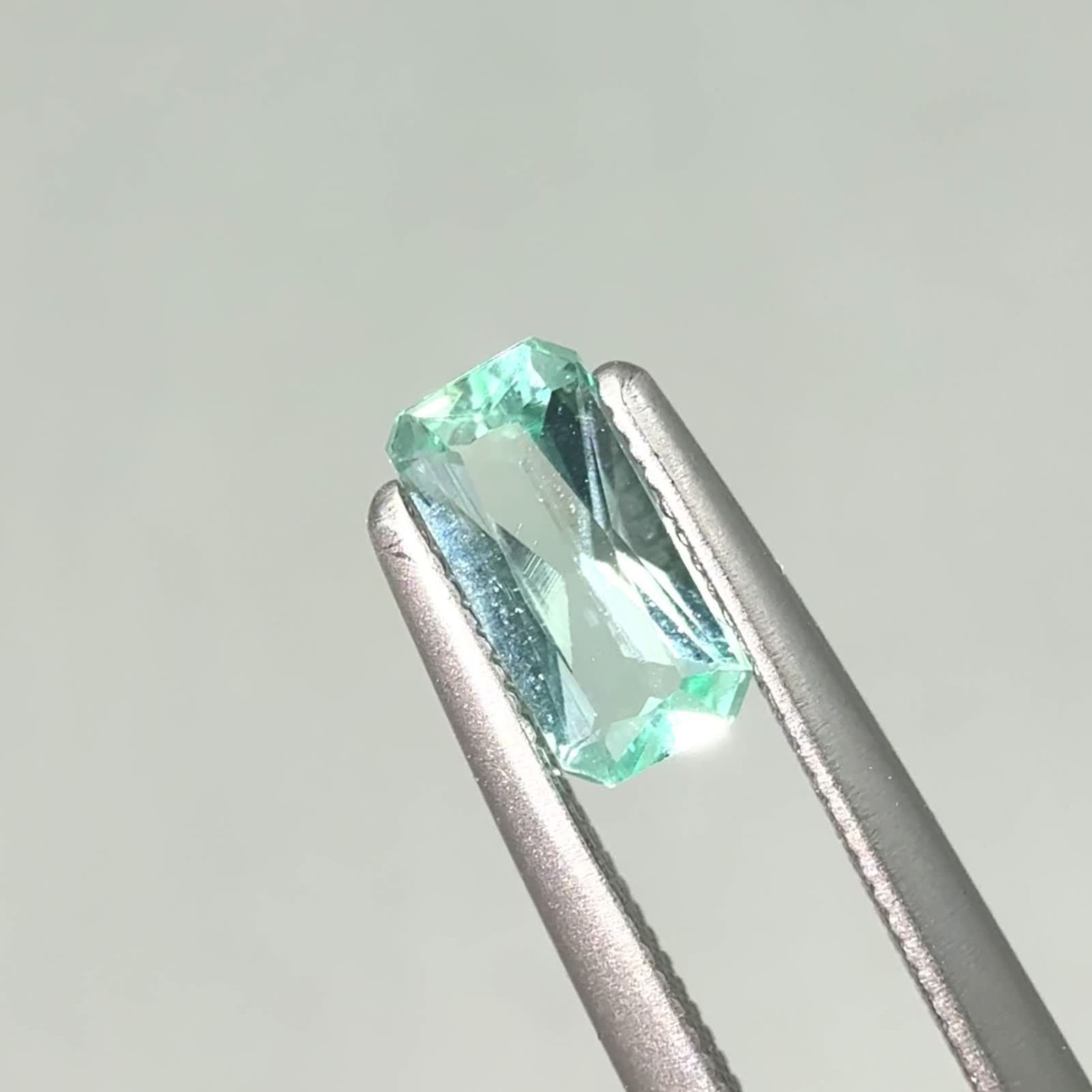 ミントベリル　ナイジェリア産 ミントベリル ナイジェリア産 0.24ct [250430193]4x3.9mm前後