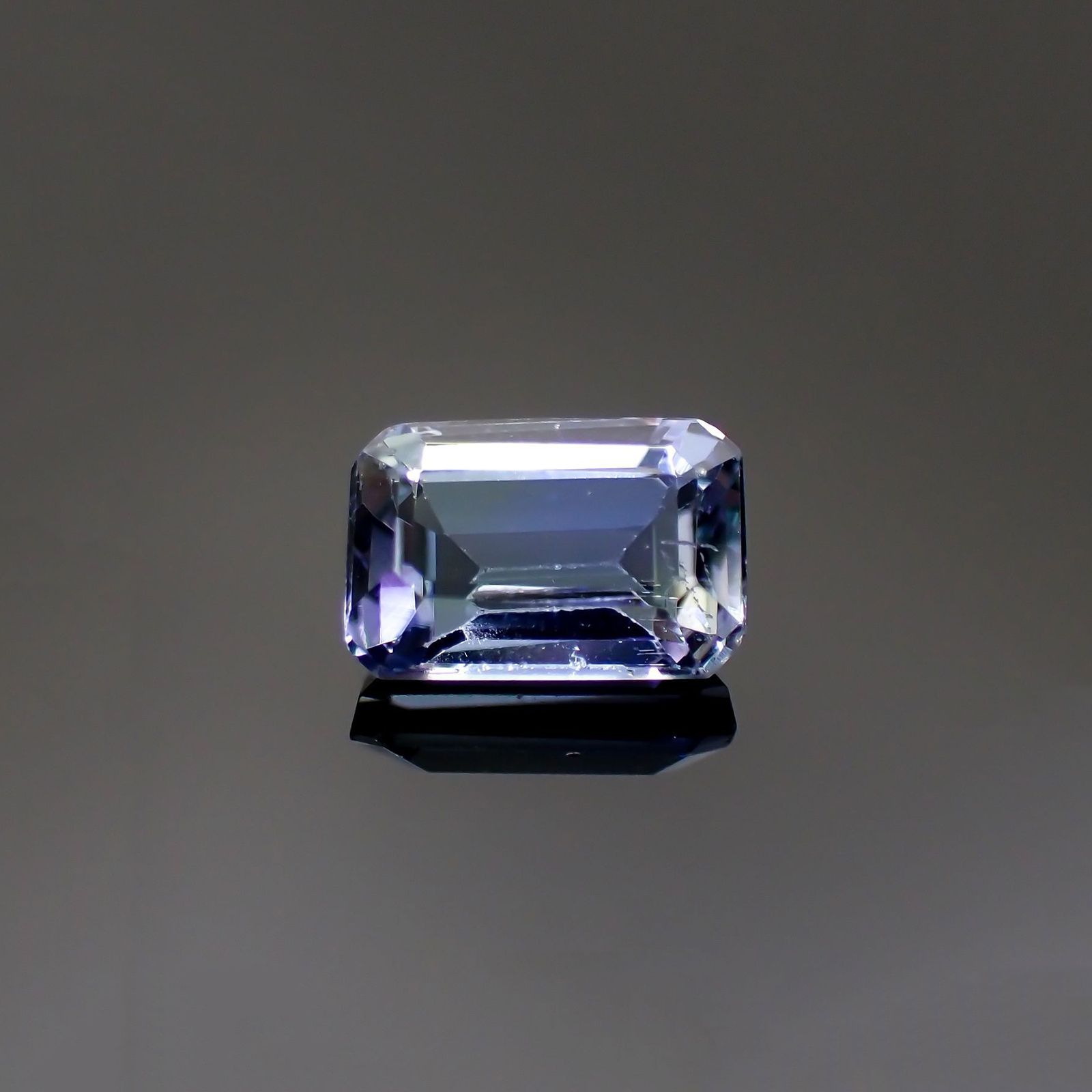 パーティカラータンザナイト(宝石名パーティカラード・ゾイサイト)タンザニア産 ソ付(彩珠) 2.003ct / 8.7x5.9mm前後 [220717110]