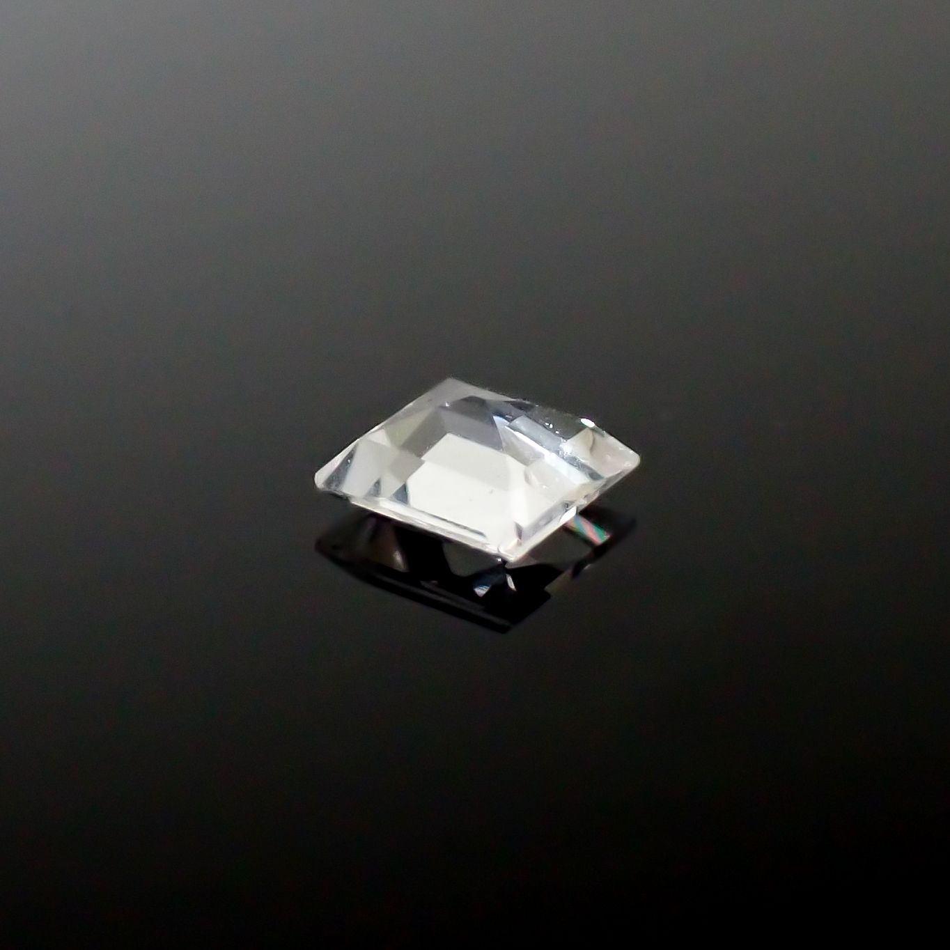 テネブレッセンススキャポライト アフガニスタン産 0.12ct / 3.3x3.1mm前後 [260532262]