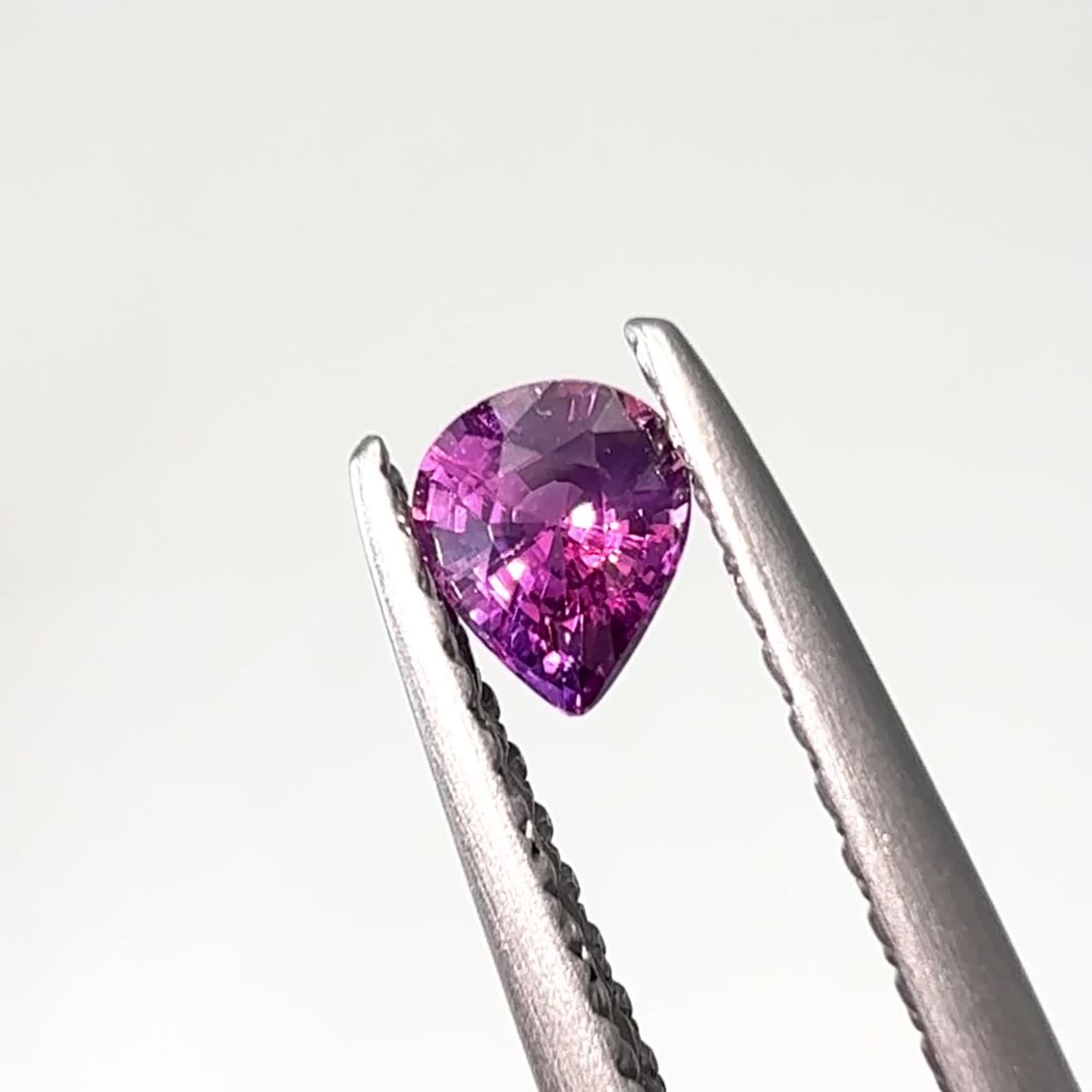 ウィンザーサファイア タンザニア・ウィンザー産 0.28ct / 4.2x3.4mm
