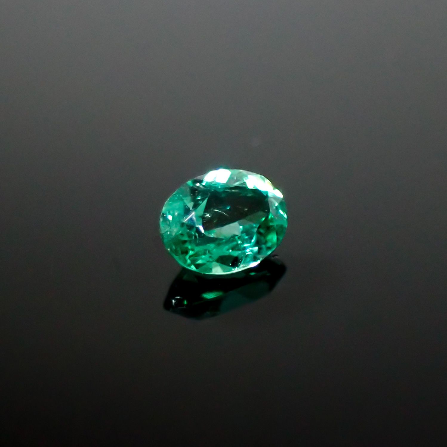 パライバトルマリン(宝石名トルマリン/別名パライバ・トルマリン)ブラジル・キントス鉱山産 0.17ct 識別済[241229540]3.9x3mm前後