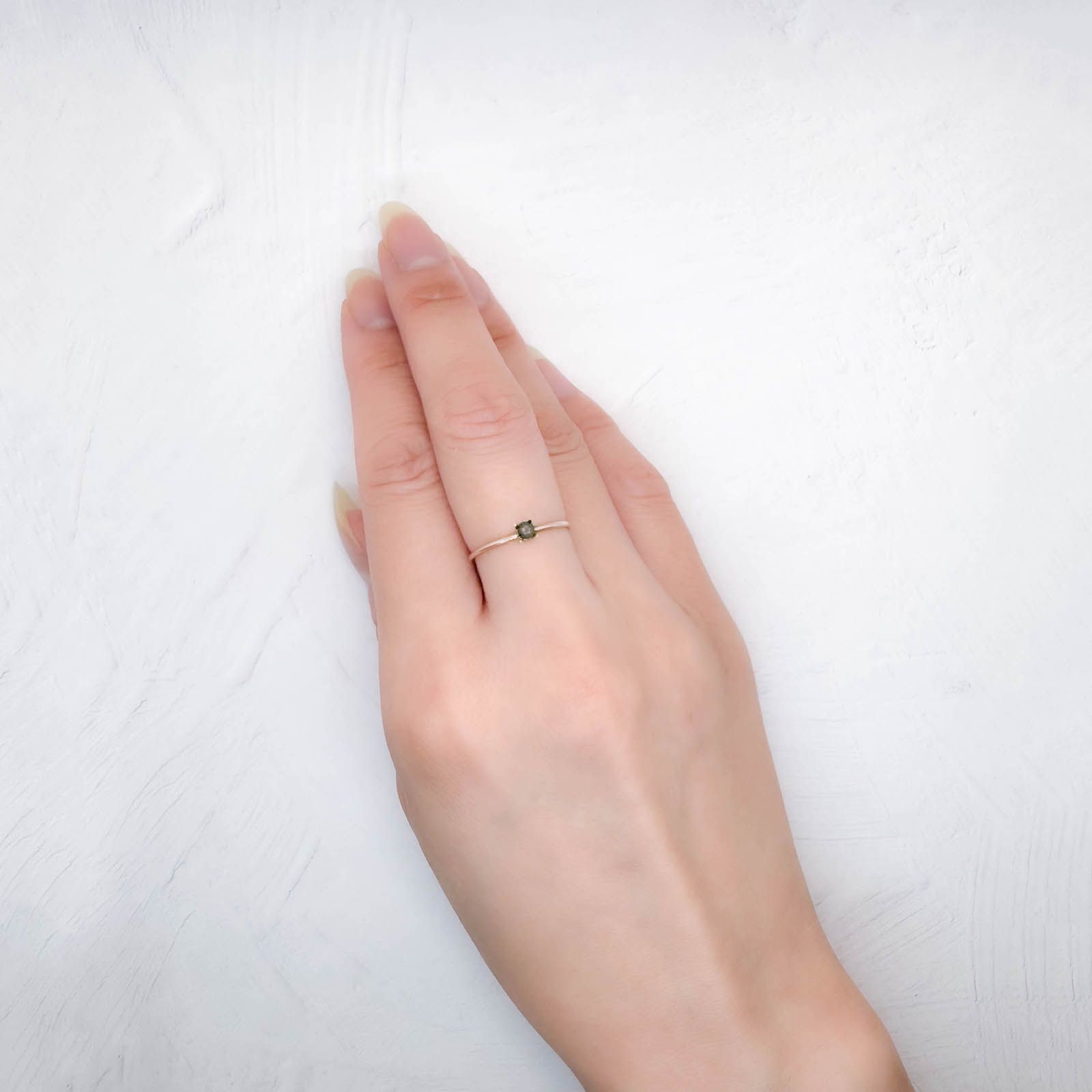 シルキーアレキサンドライト ブラジル・ミナスジェライス州ヘマチタ鉱山産 0.098ct / 2.7x2.7mm前後 [250931027]