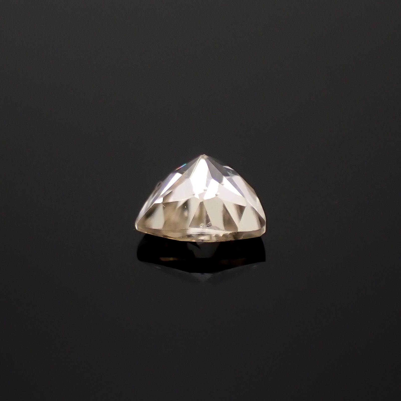 シャンパンカラージルコン スリランカ/カンボジア産 0.61ct[230421646]4.8x5mm前後